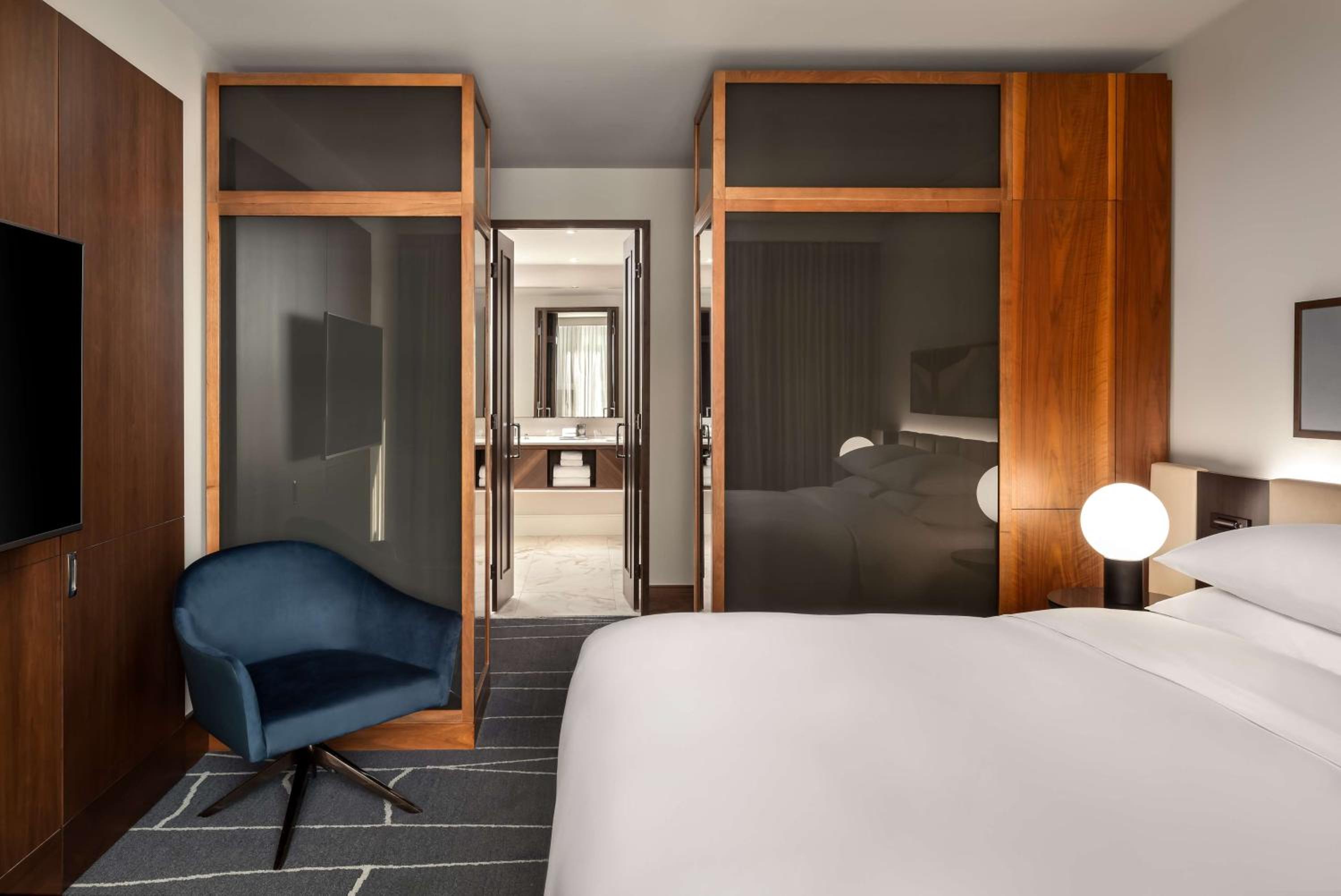 One-Bedroom Corner Suite