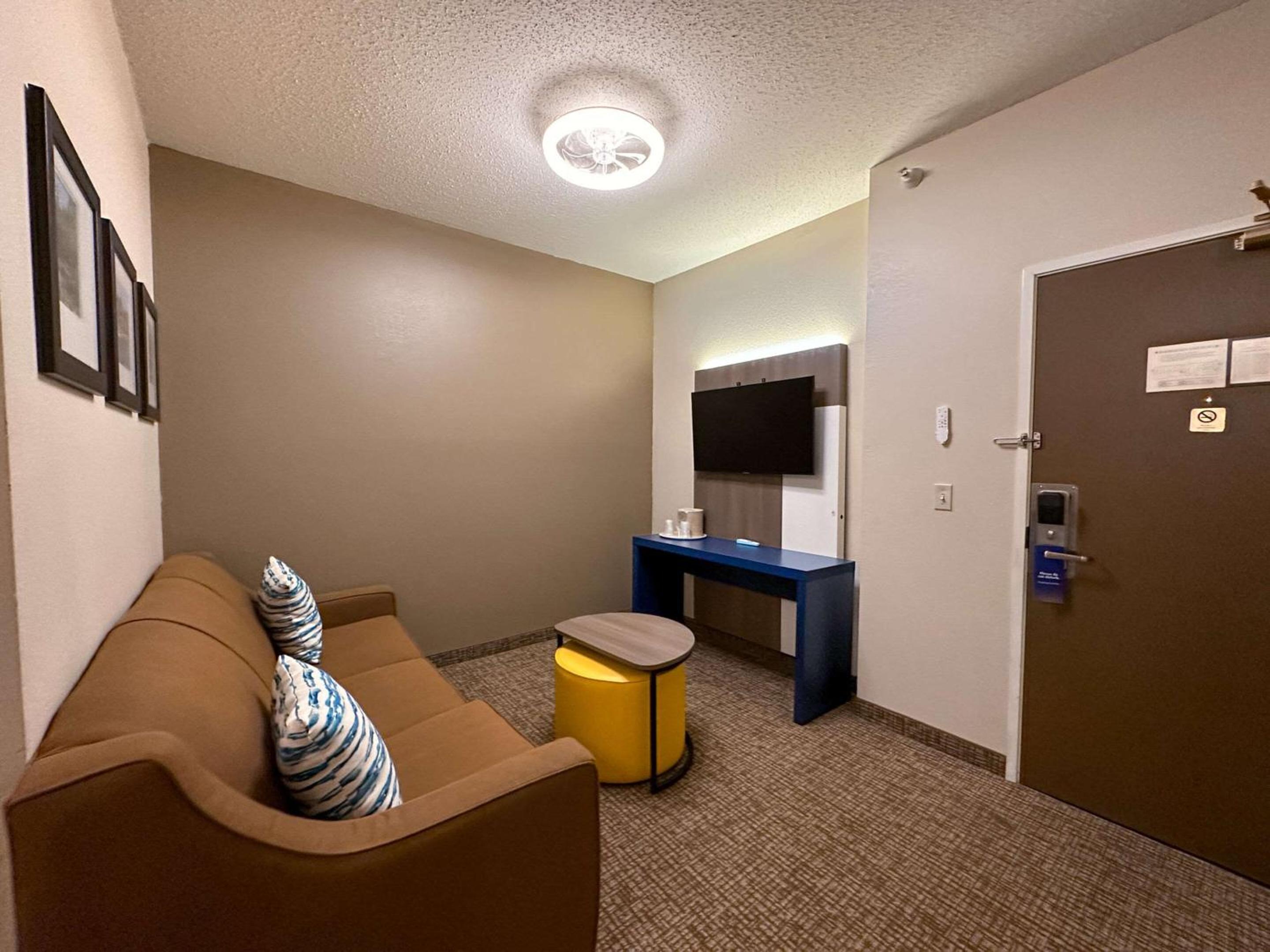 King Suite - Non-Smoking - Photo 2
