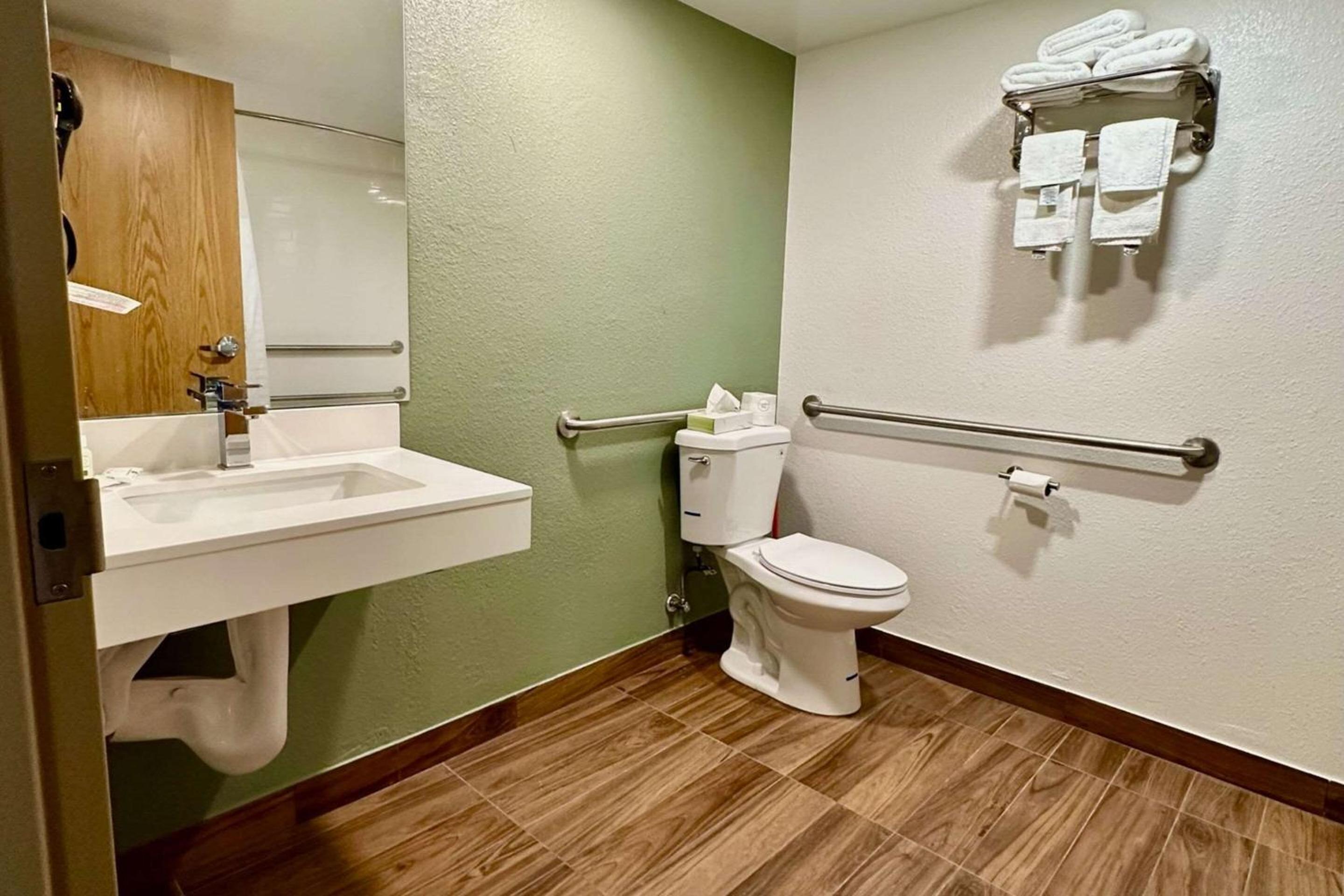 King Suite - Accessible/Non-Smoking photo 3