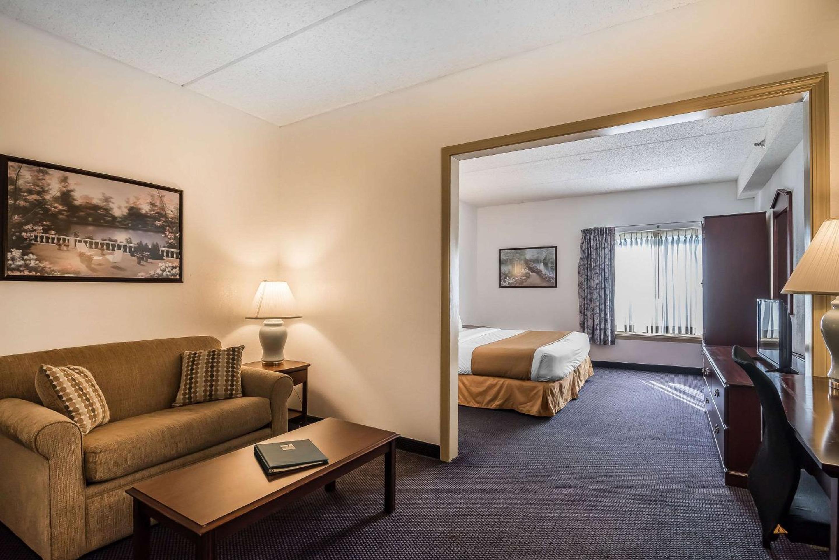 King Suite - Accessible/Non-Smoking photo 2