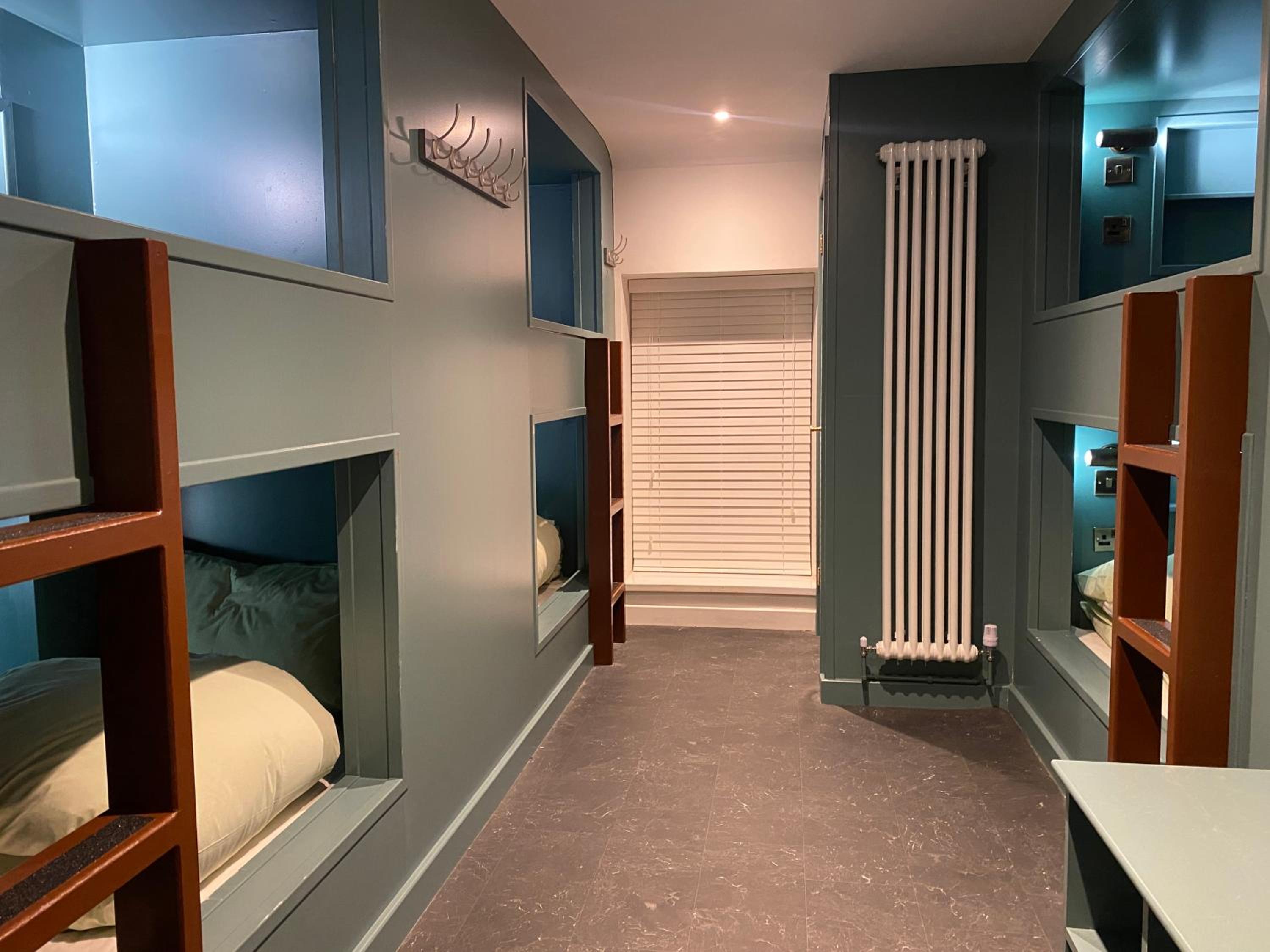 6-Bed Mixed Dormitory Room photo 3