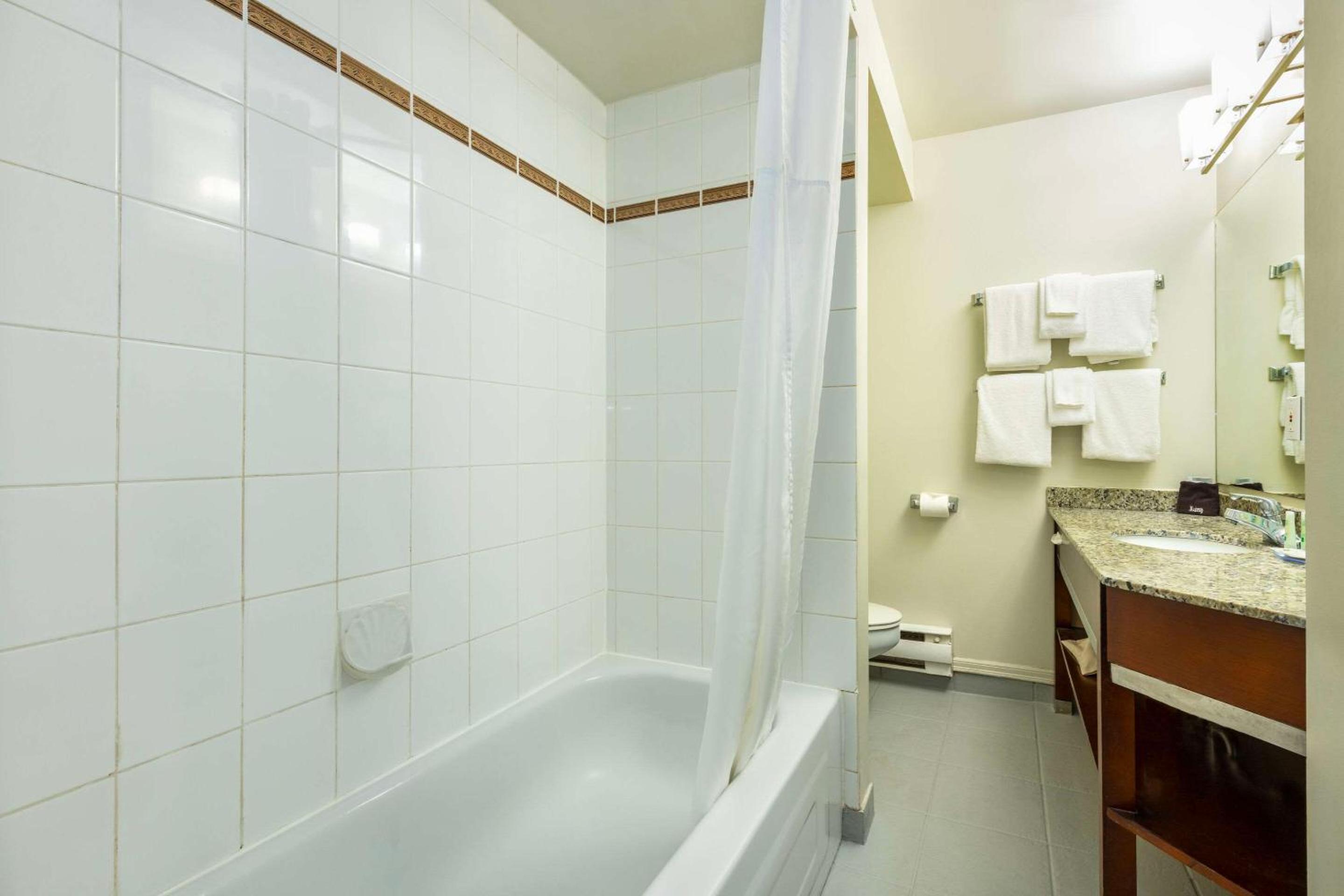 Double Suite with Two Double Beds - Non Smoking - Photo 4