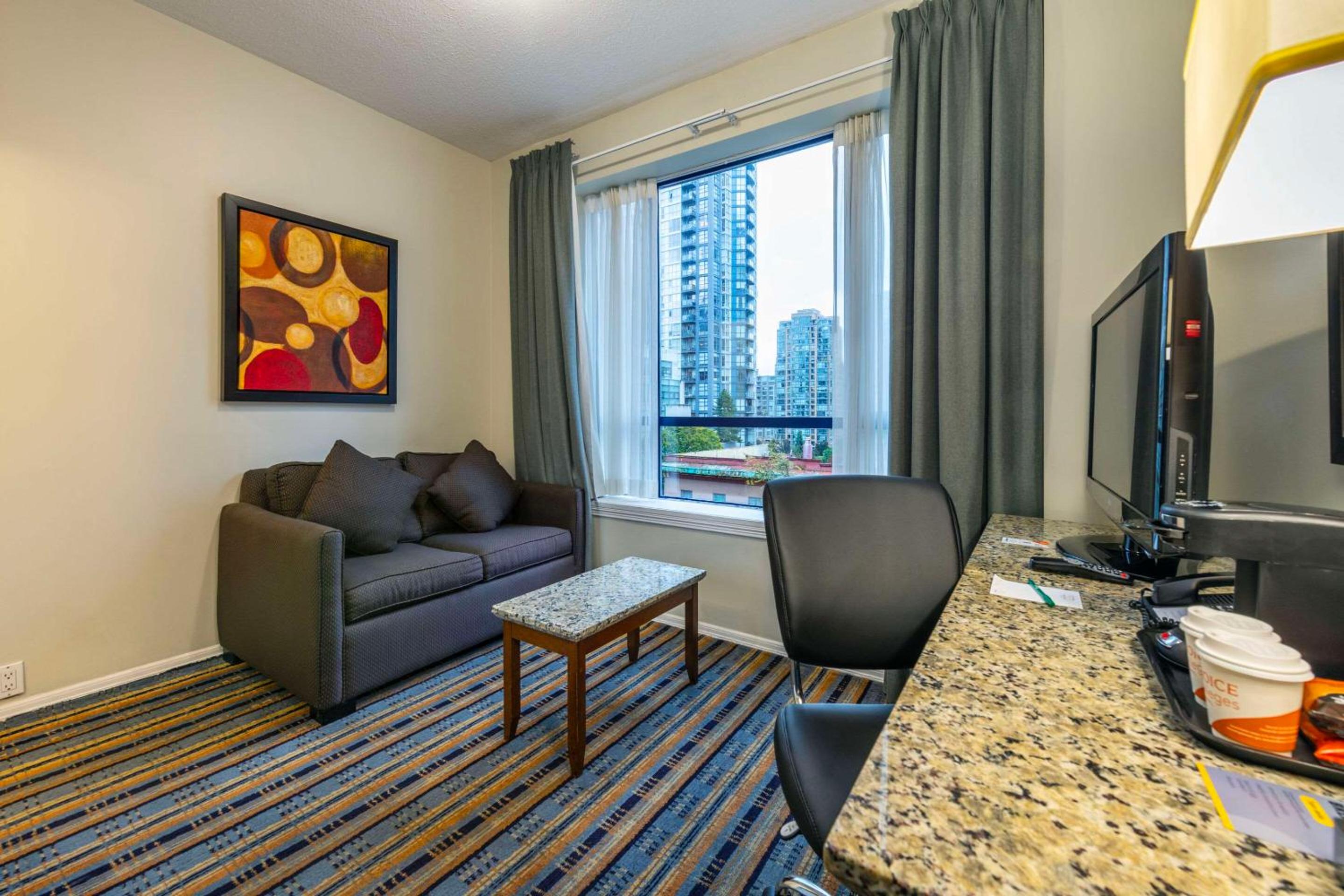 Double Suite with Two Double Beds and Sofa Bed - Non Smoking - Photo 2