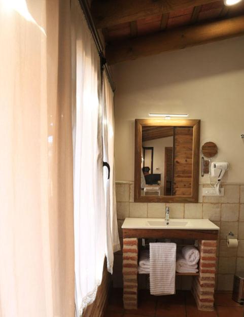 Twin Room with Private Bathroom photo 3
