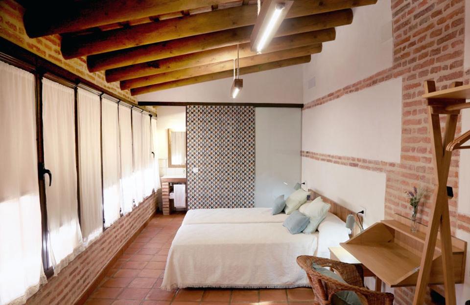Twin Room with Private Bathroom photo 2