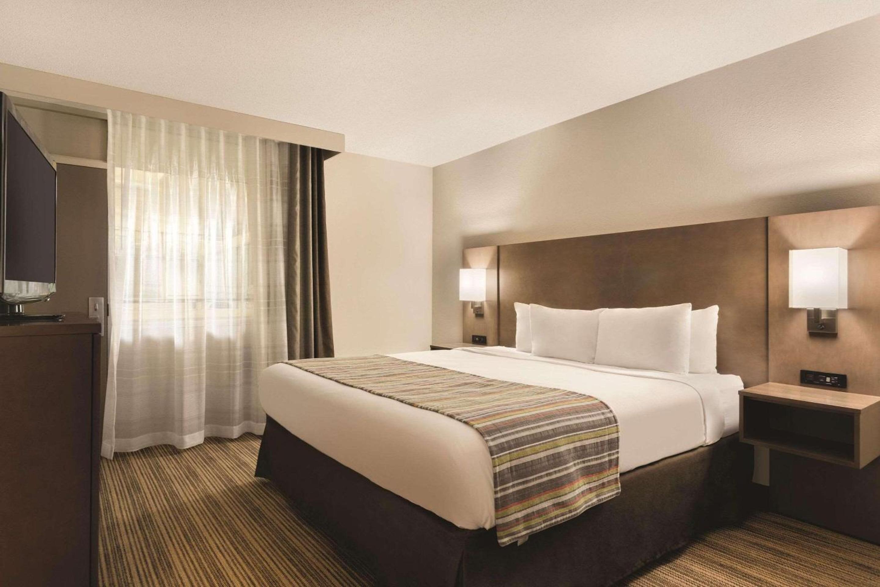 Standard King Room photo 2