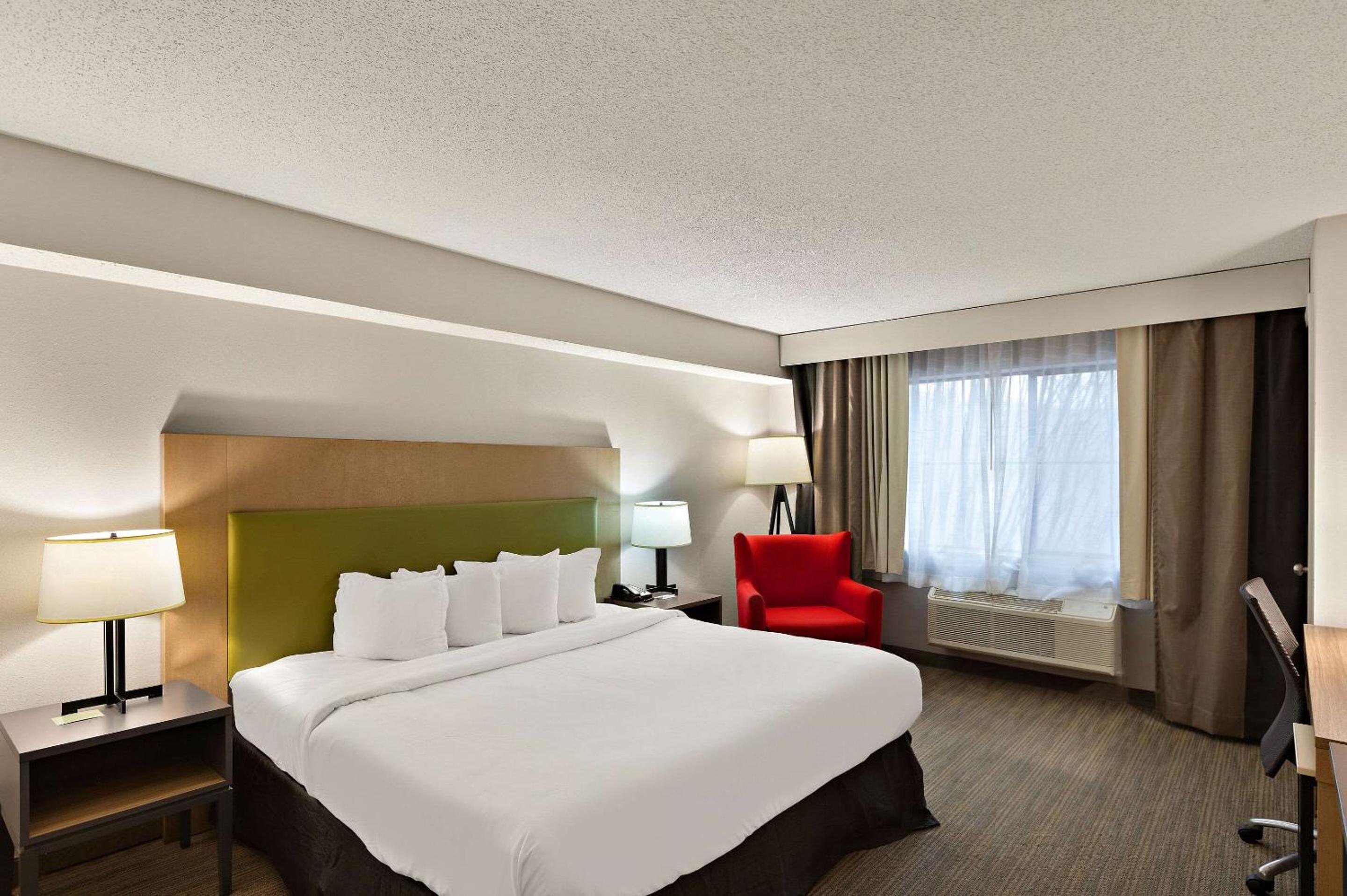 One-Bedroom Suite - Photo 3
