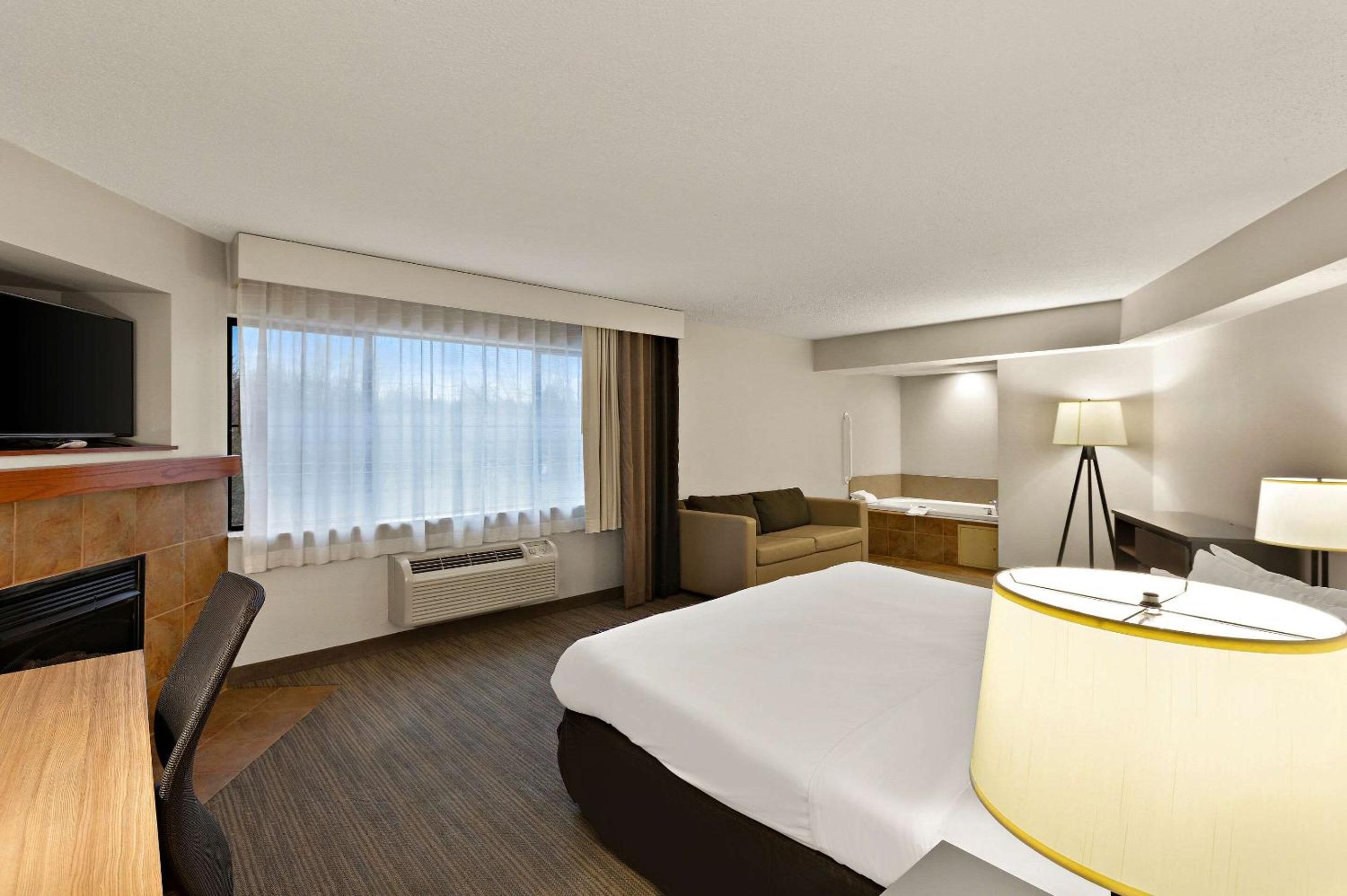 King Suite with Whirlpool and Roll-in Shower - Photo 1