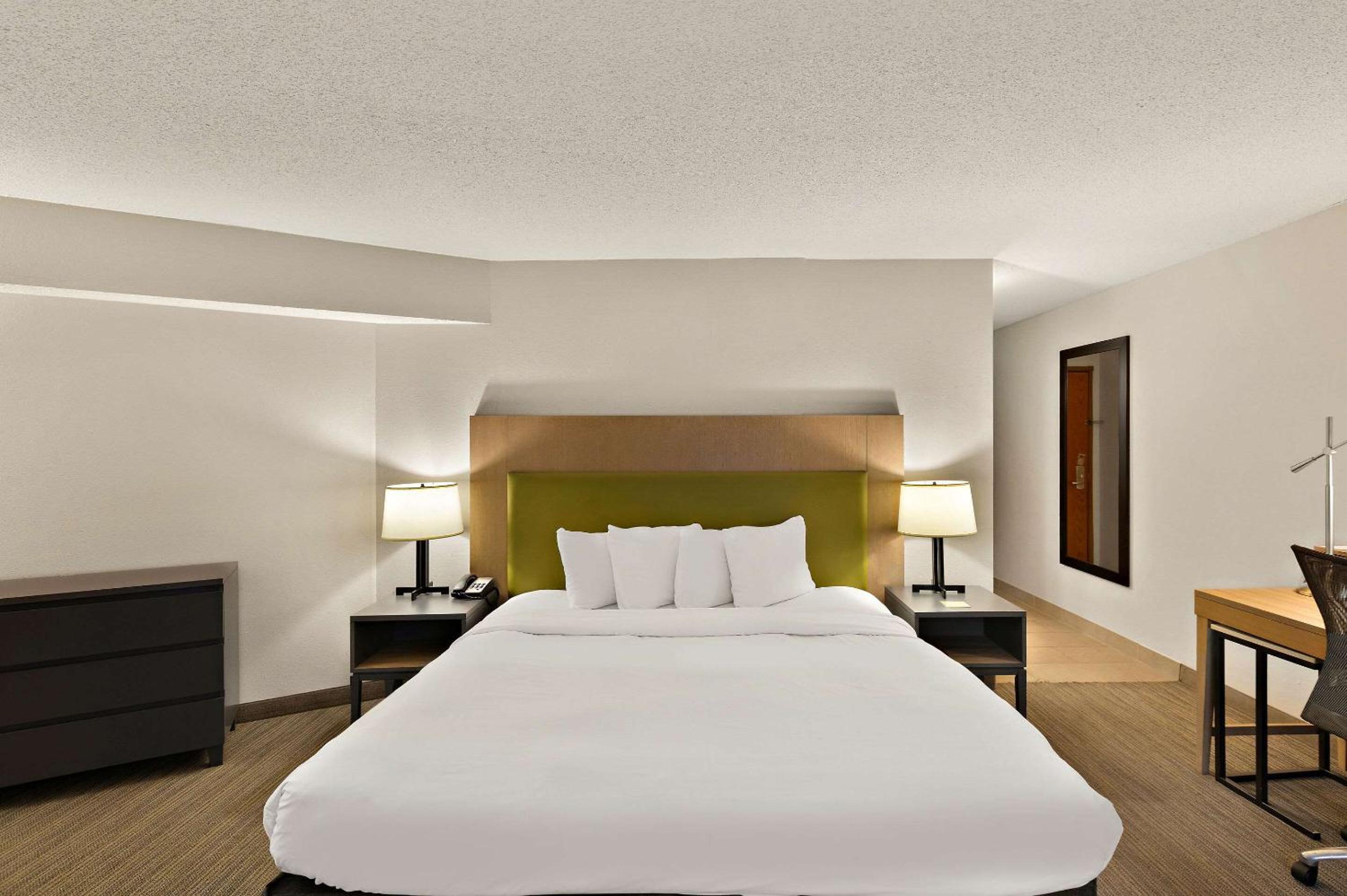 King Suite with Whirlpool and Roll-in Shower - Photo 4