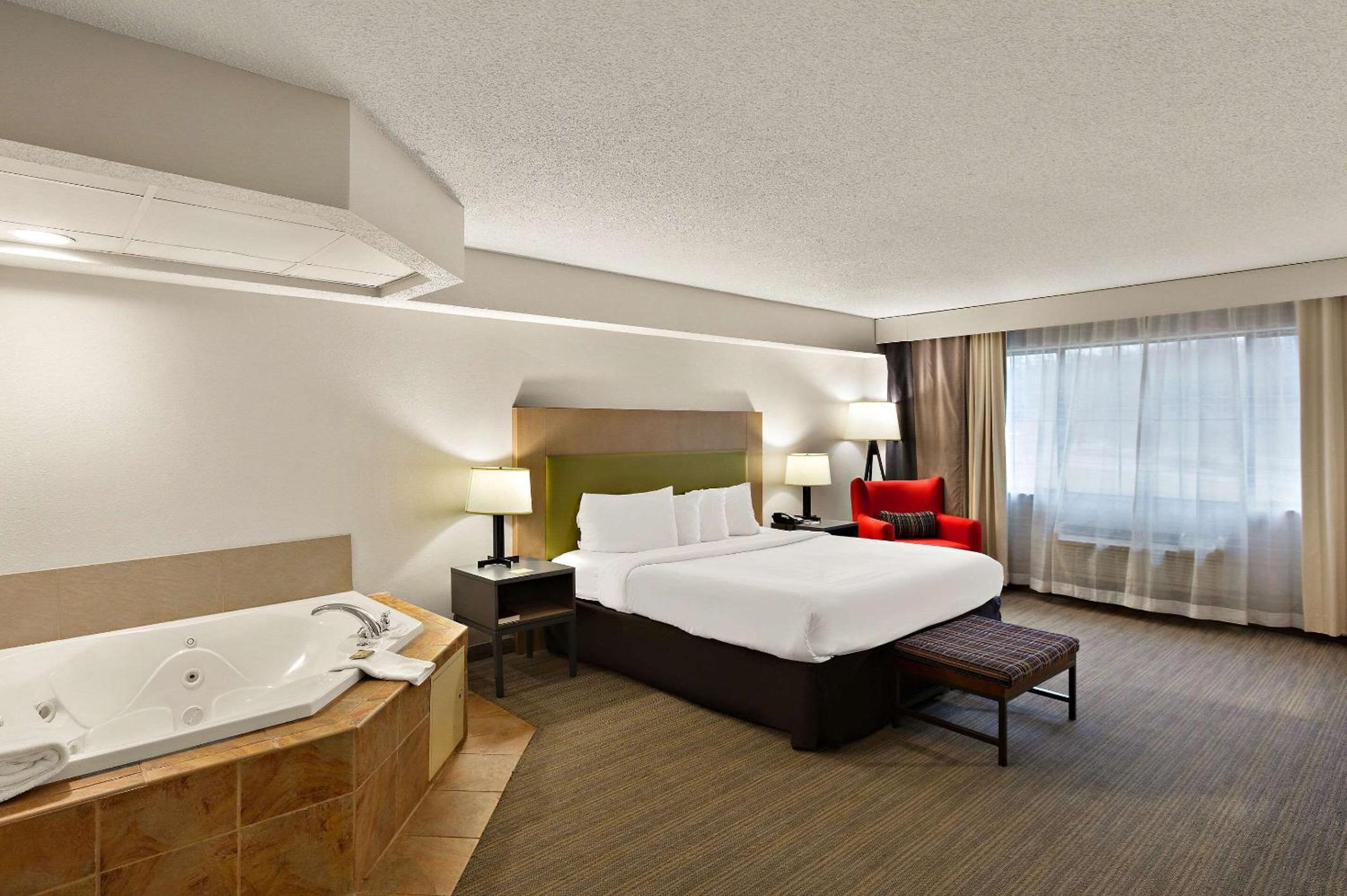 King Room with Whirlpool photo 1