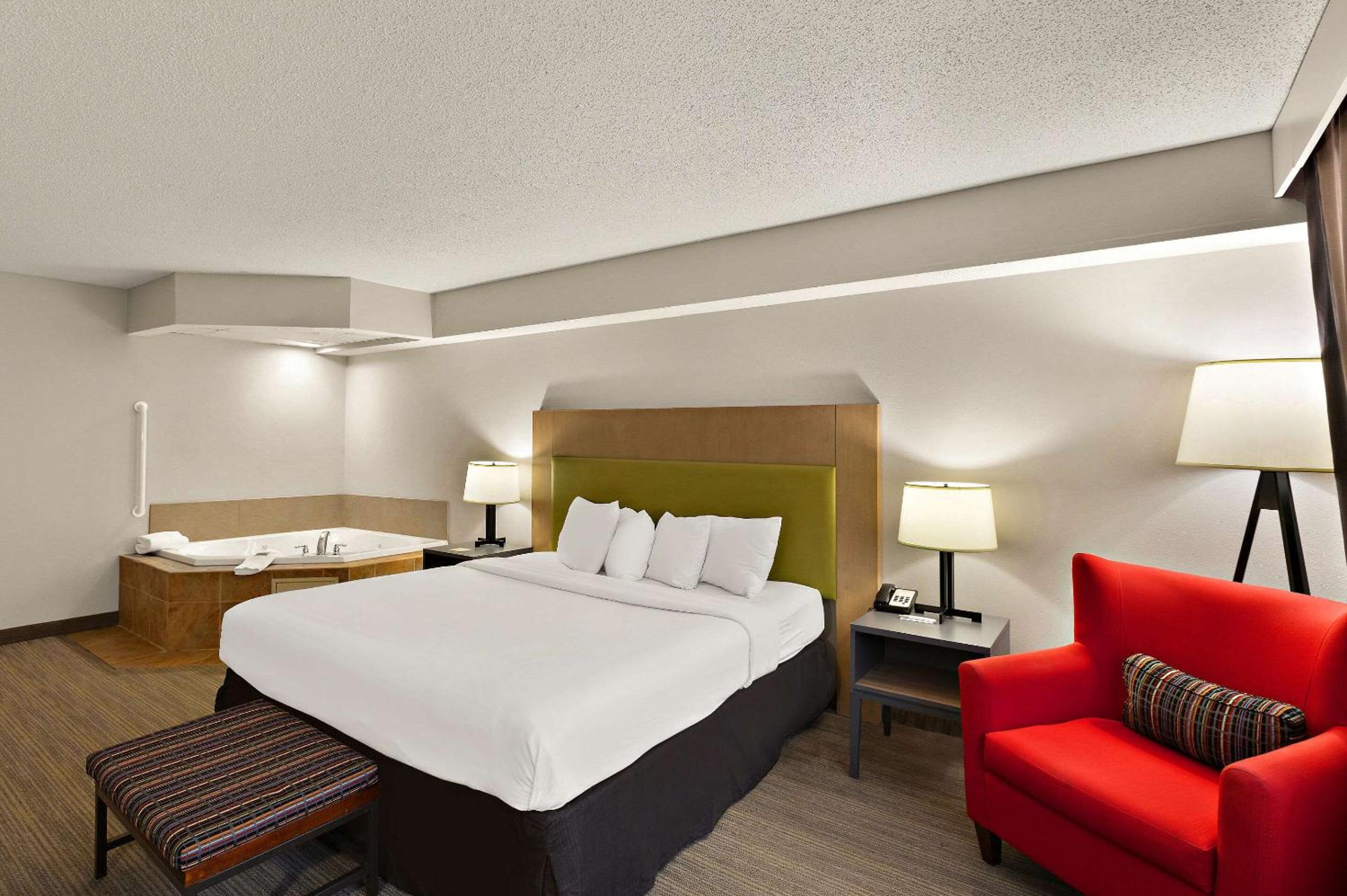 King Room with Whirlpool photo 3