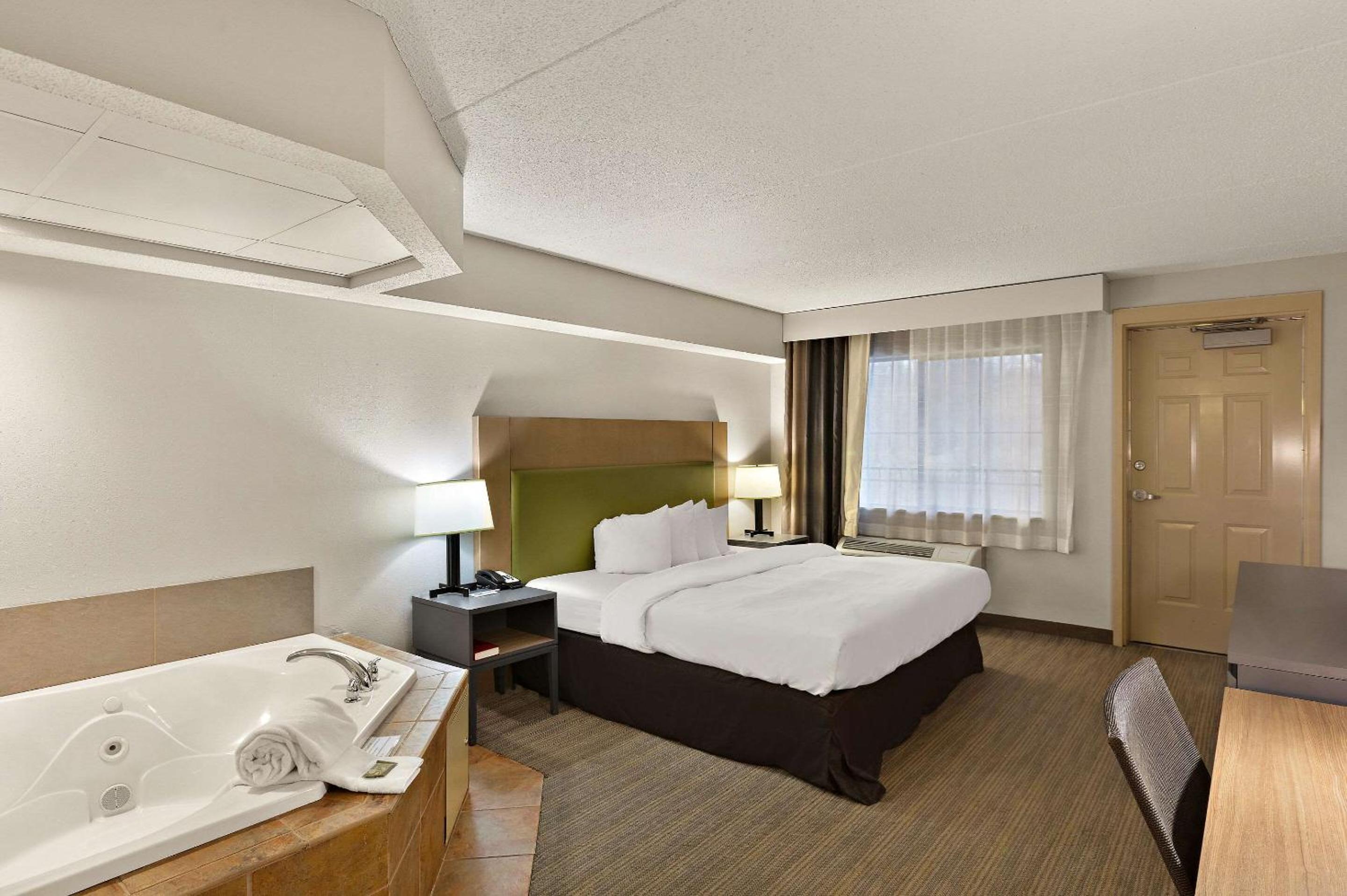 King Room with Whirlpool and Balcony - Photo 1