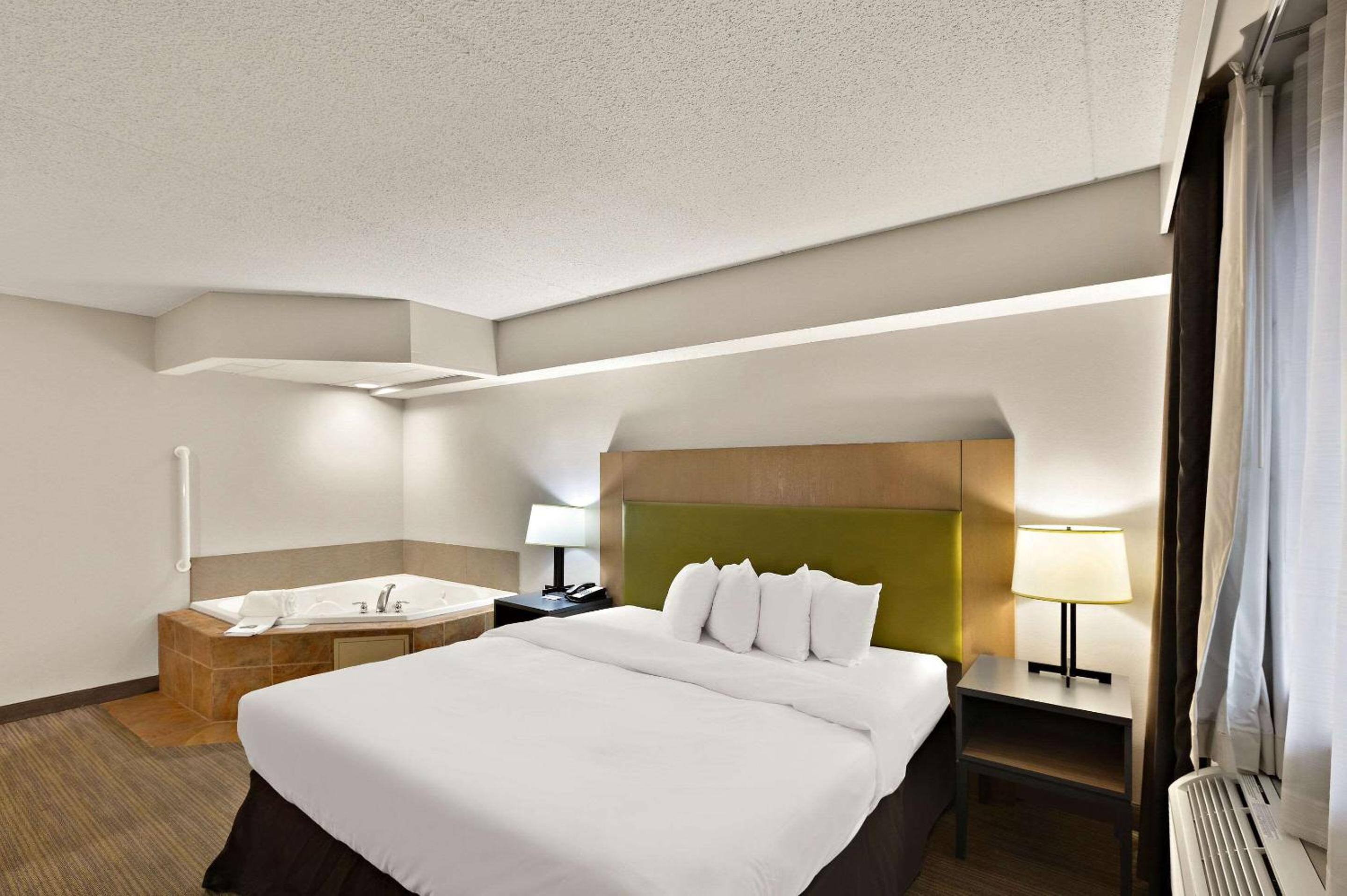 King Room with Whirlpool and Balcony - Photo 4