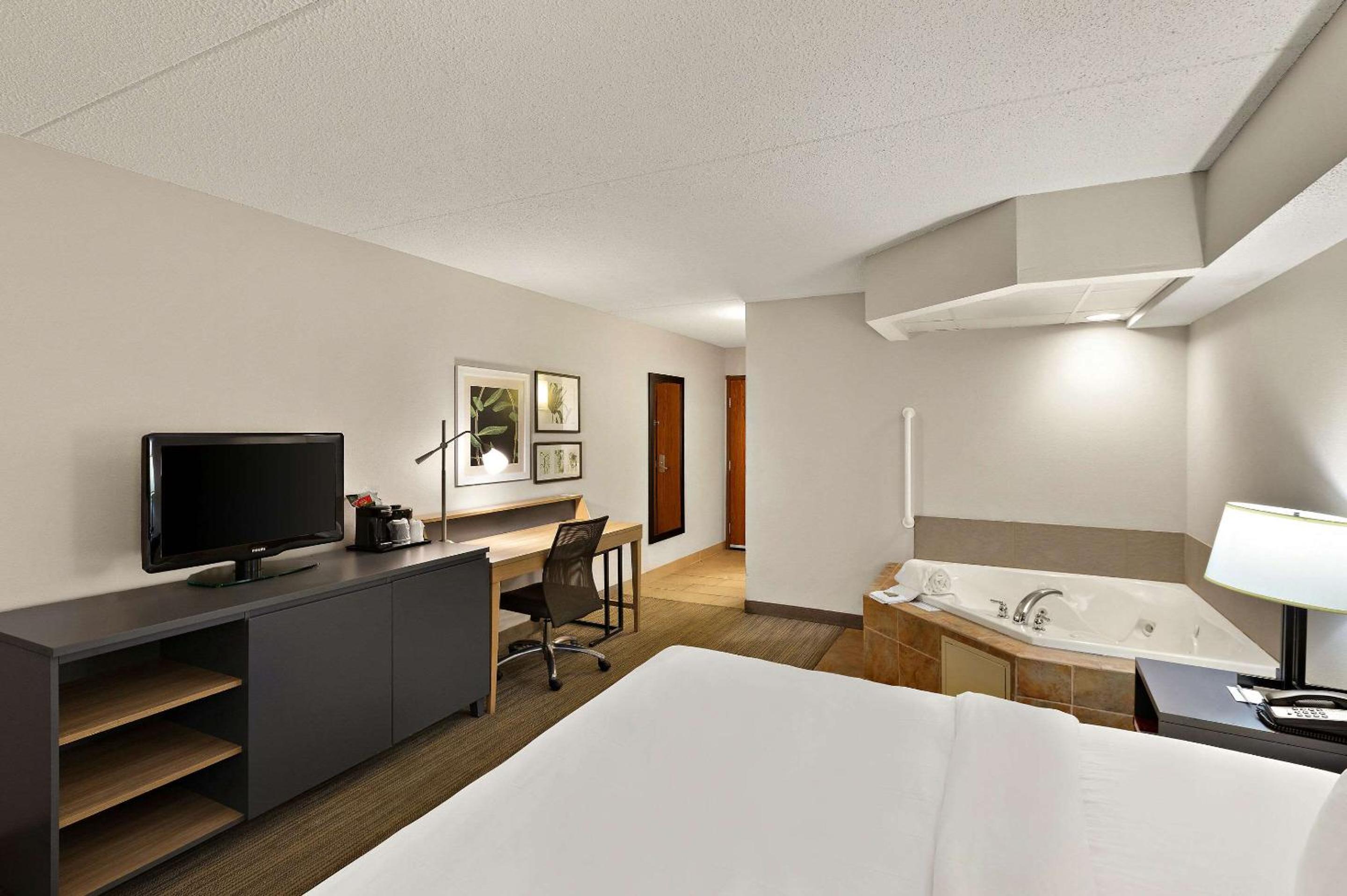 King Room with Whirlpool and Balcony - Photo 5