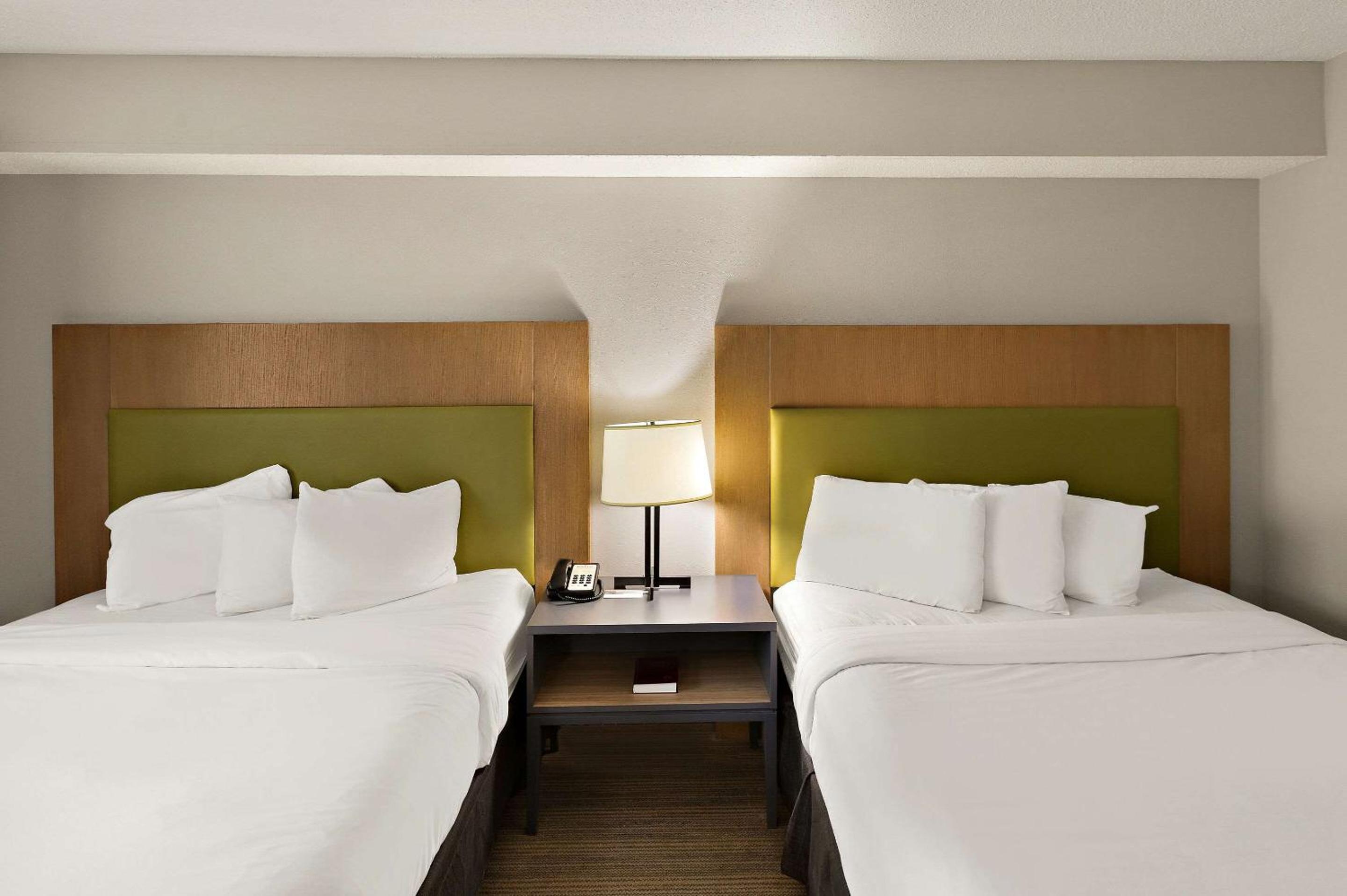 Queen Room with Two Queen Beds - Photo 2