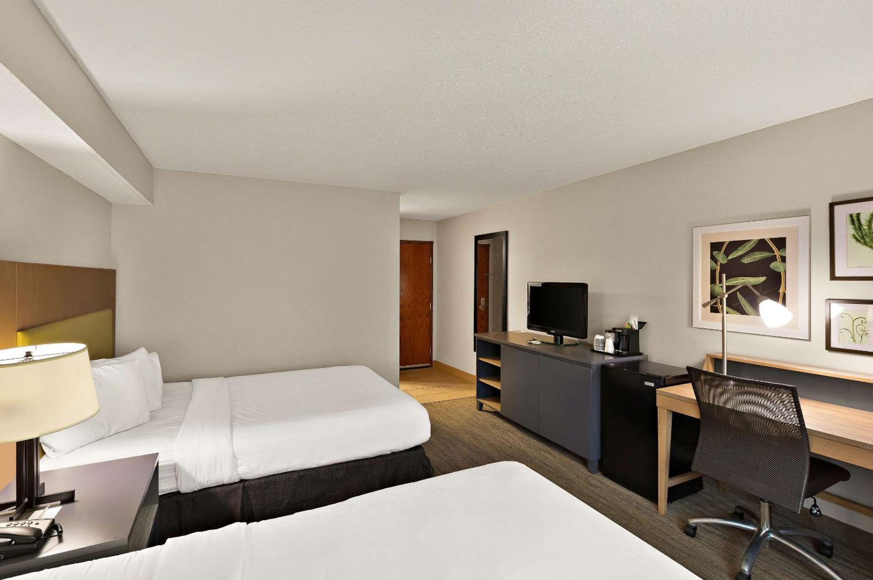 Queen Room with Two Queen Beds - Photo 3