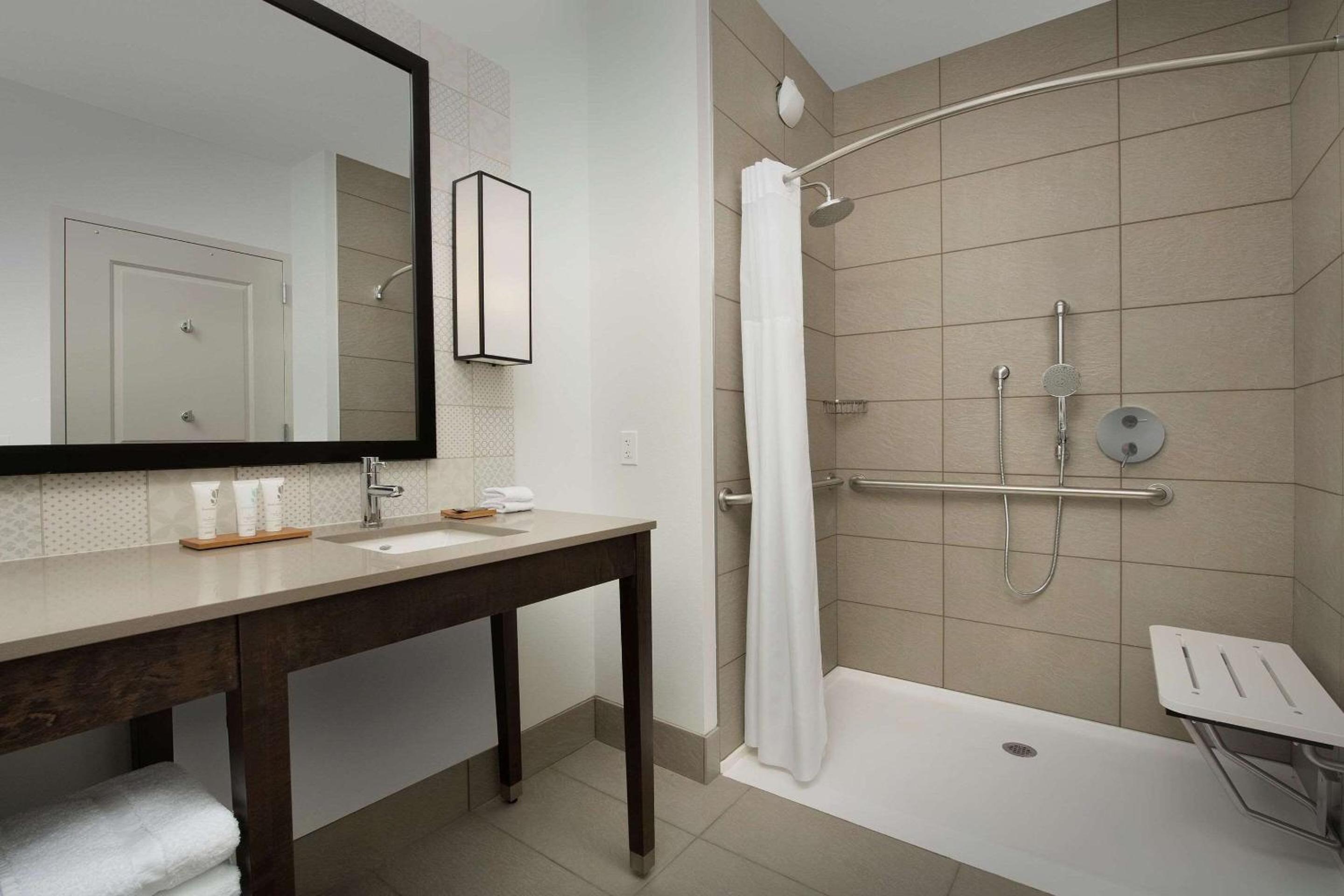 Premium King Room - Accessible/Non-Smoking - Photo 4