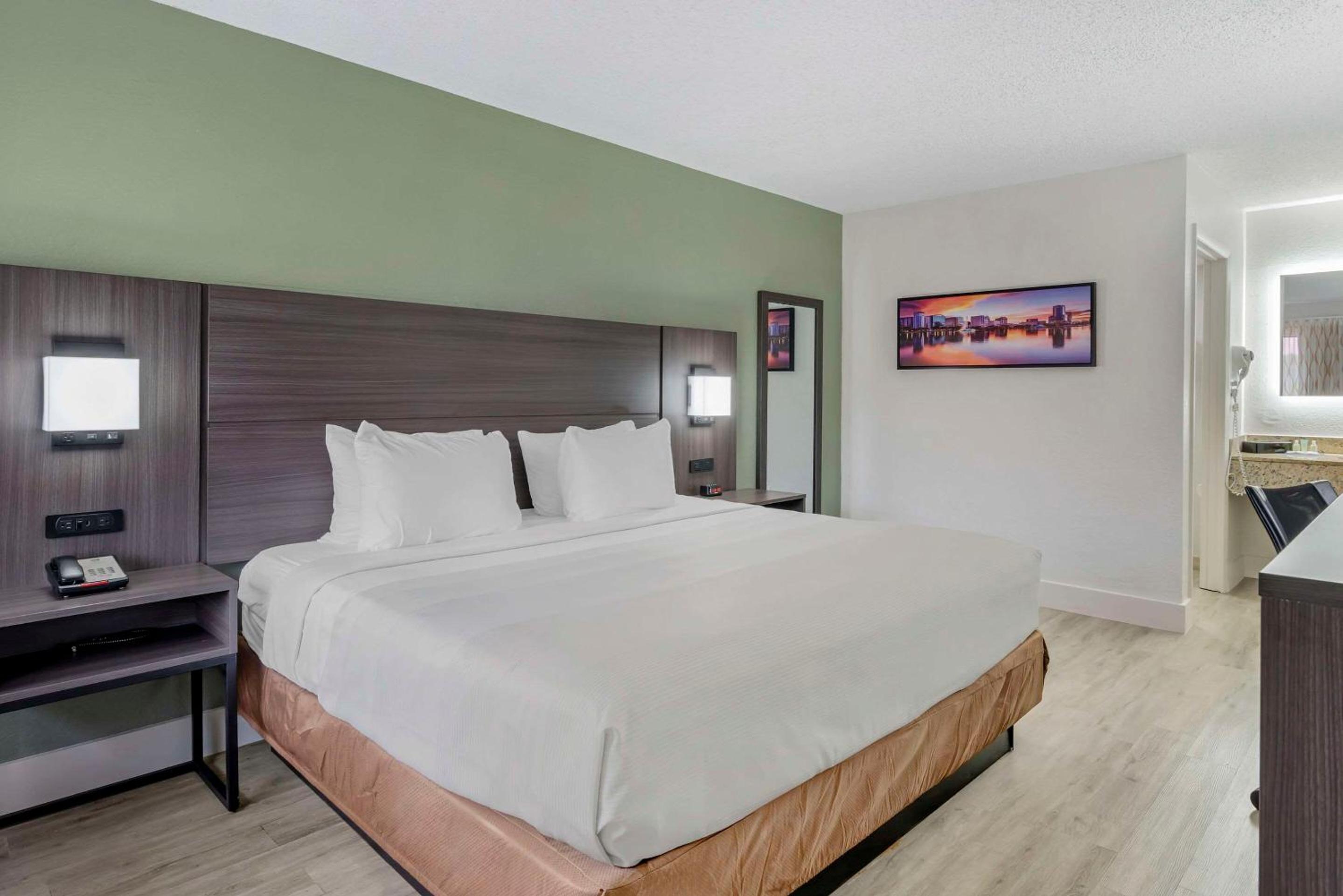King Suite with Sofa - Disability Access/Non Smoking
