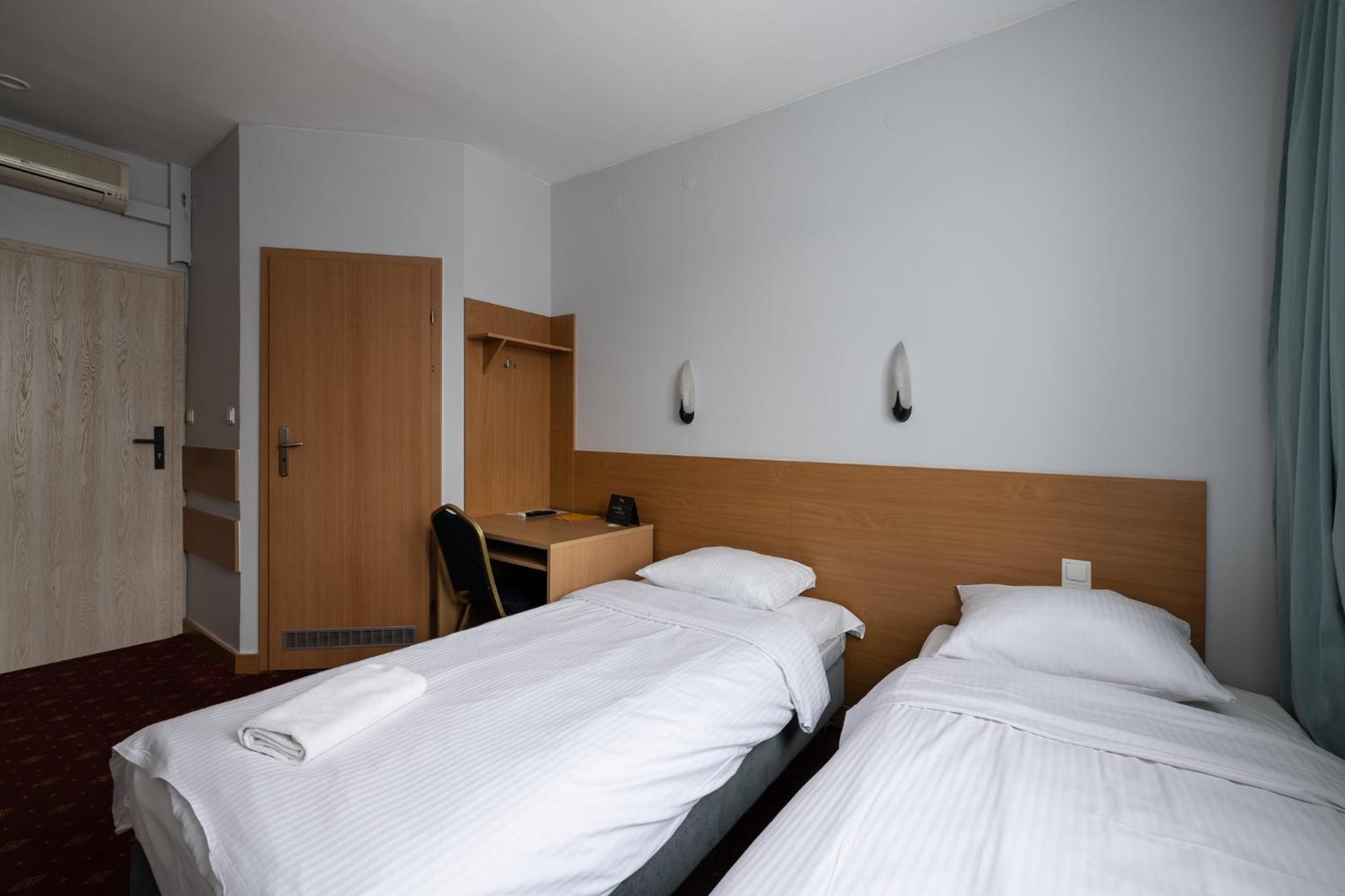 Twin Room - Photo 8