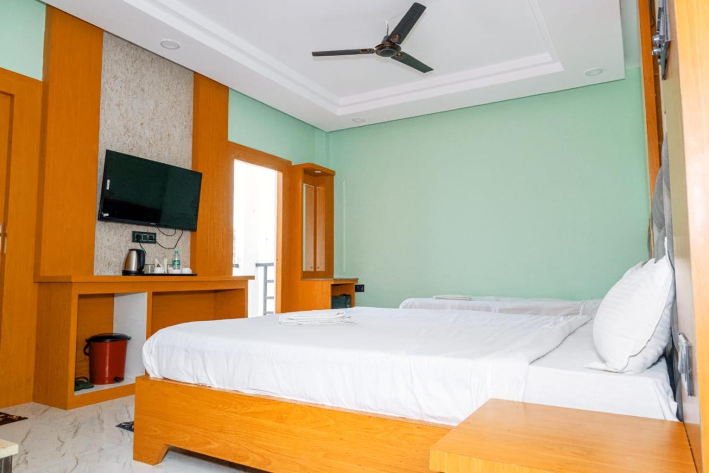 Deluxe Double Room (2 Adults + 1 Child)