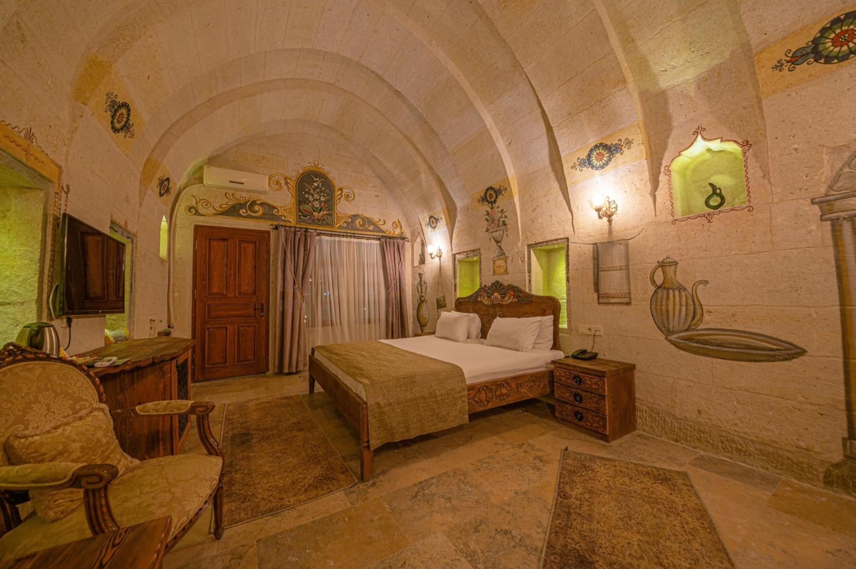 Queen Suite with Pool View - Photo 1