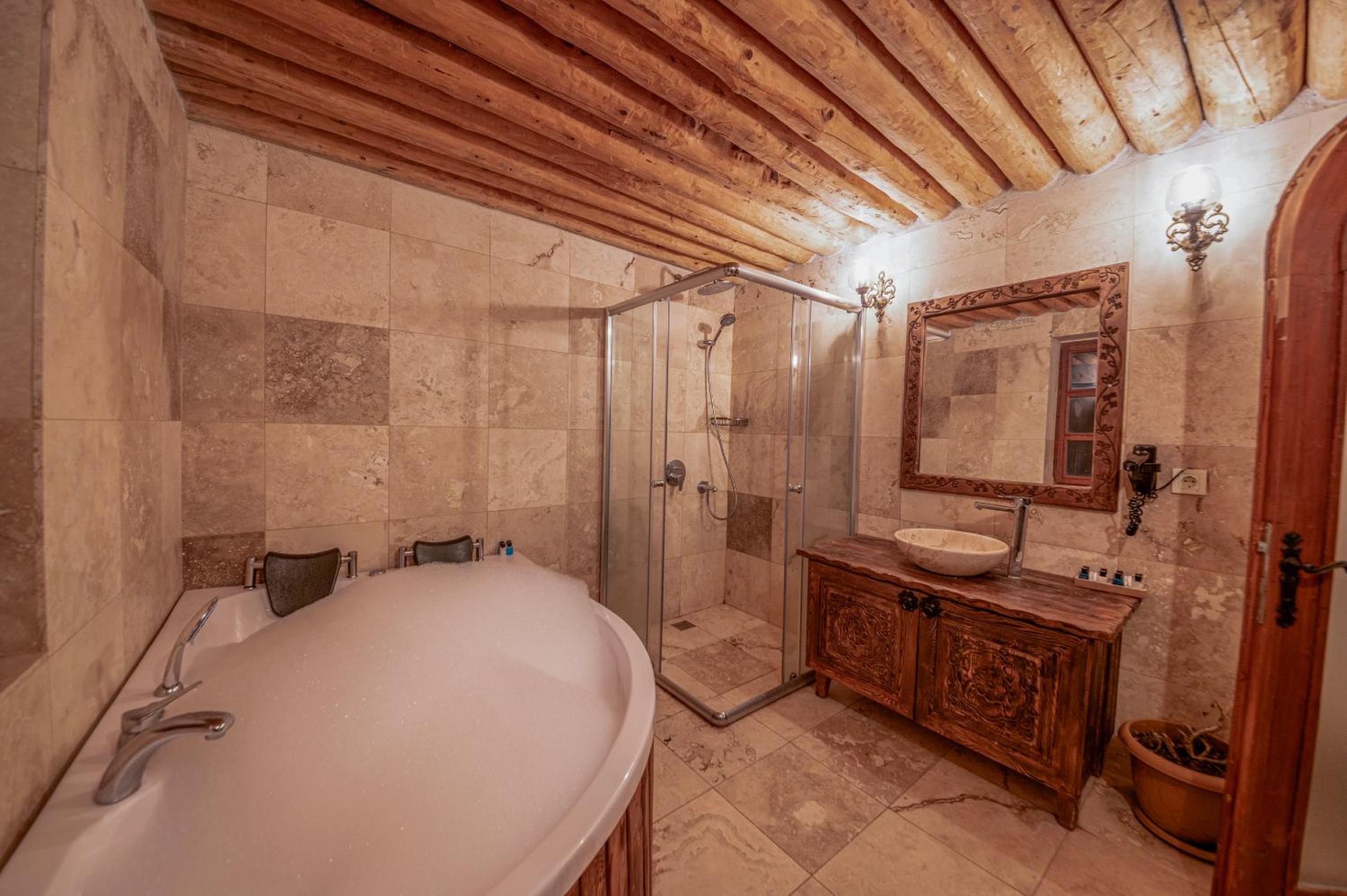 Queen Suite with Pool View - Photo 15