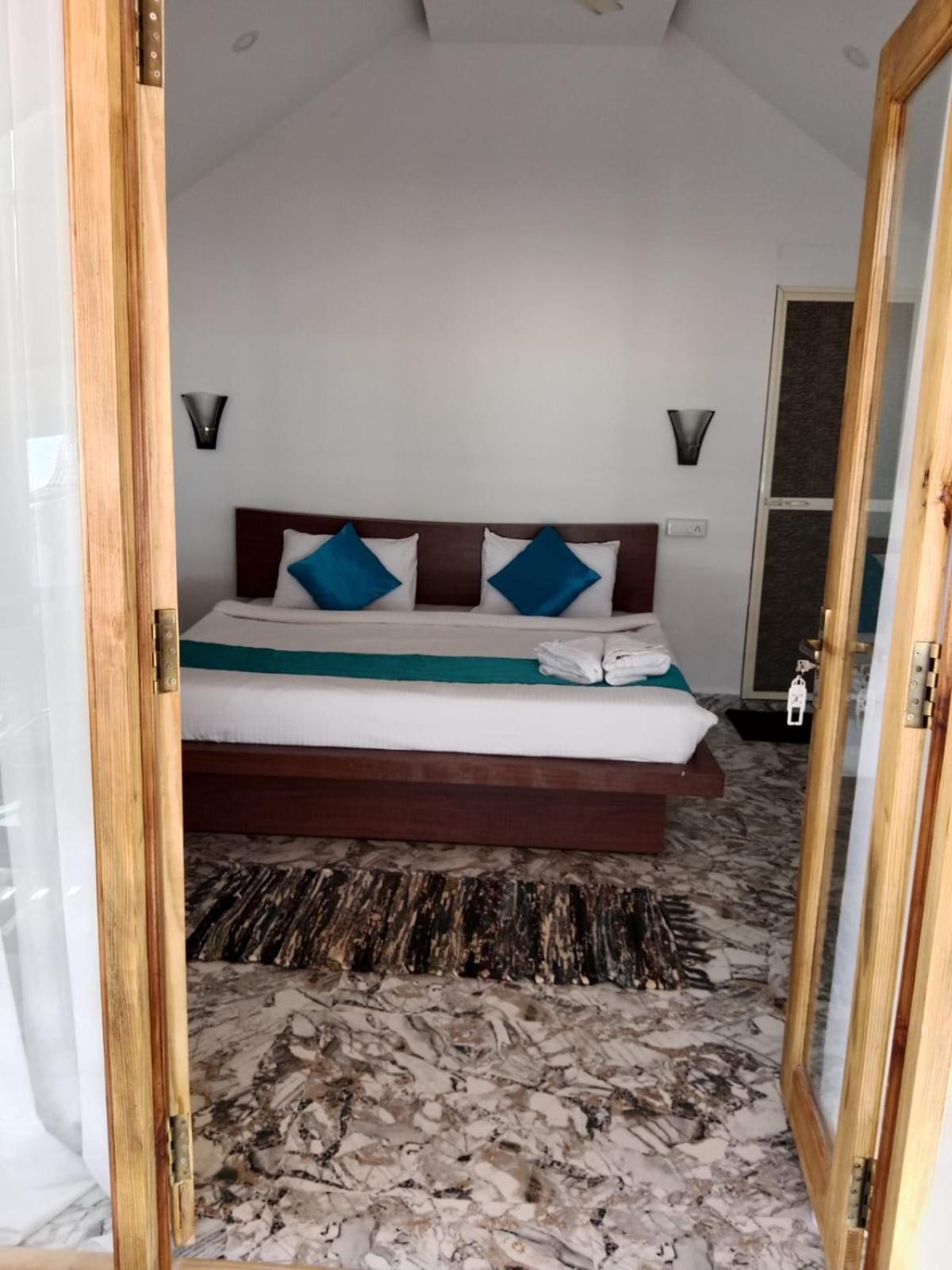 Deluxe Double Room with Side Sea View photo 2
