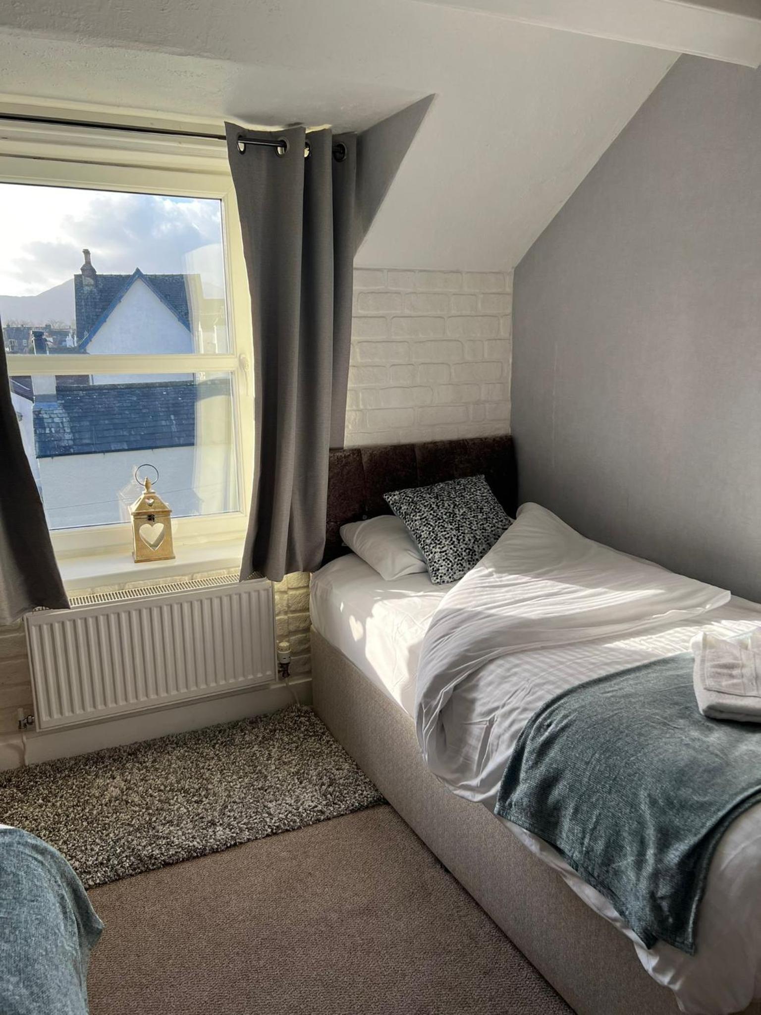 Standard Twin Room with Mountain View (Shared Bathroom)