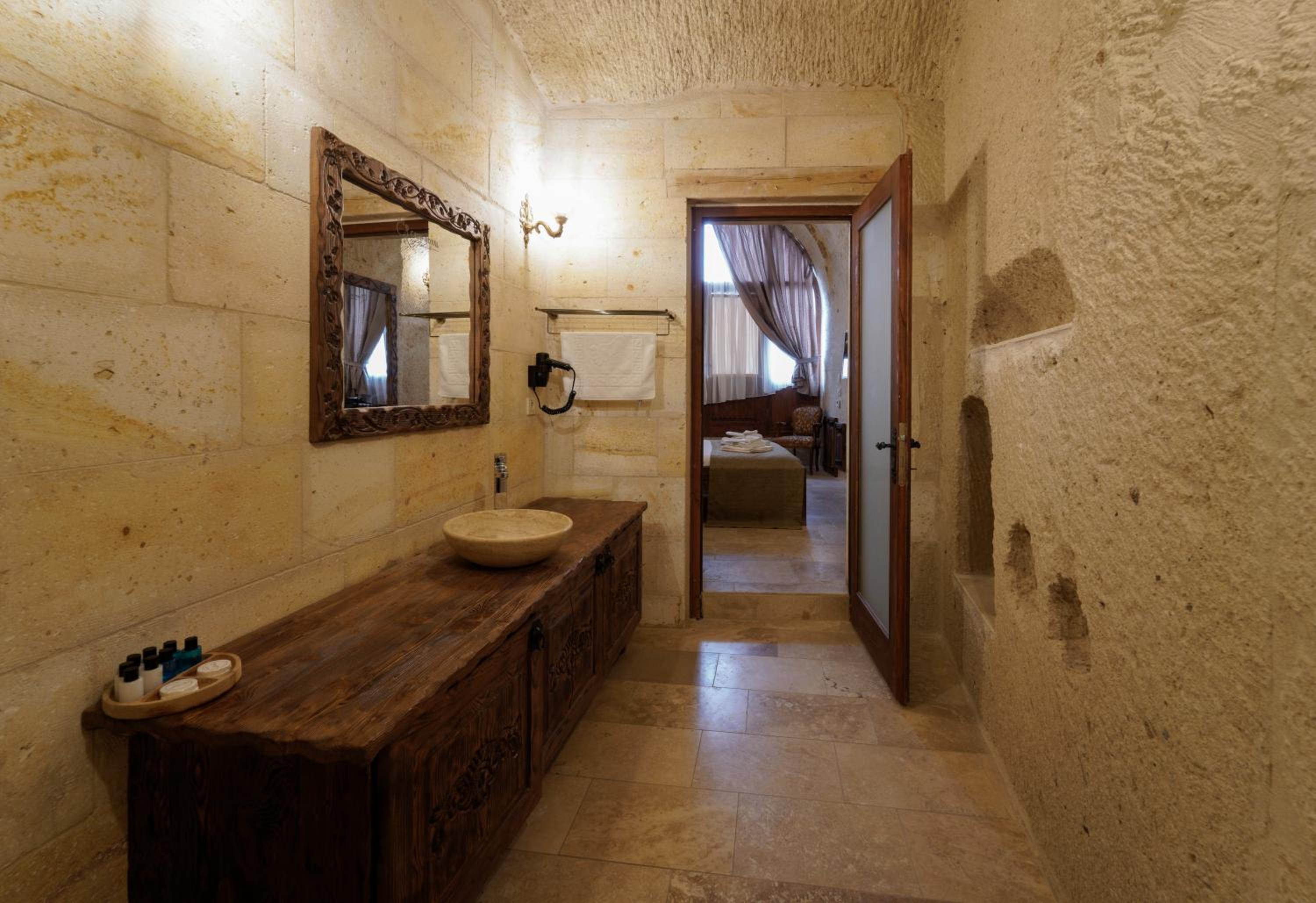 Standard Double Room - Photo 8