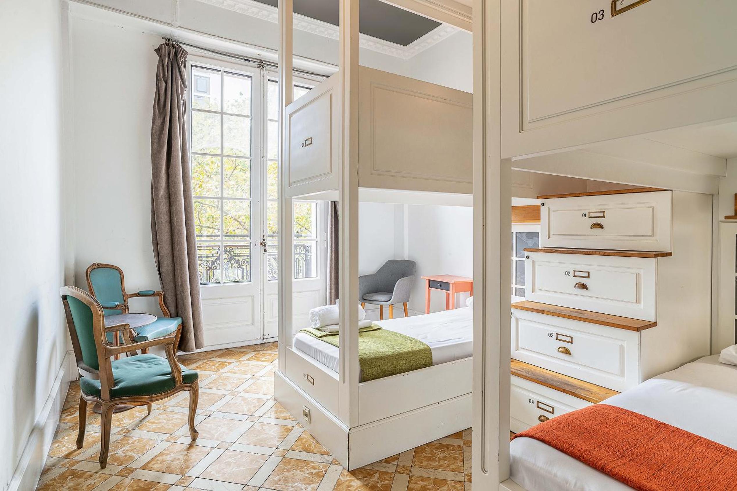Cama en Habitación Compartida Femenina de 4 Camas con Vista a la Ciudad