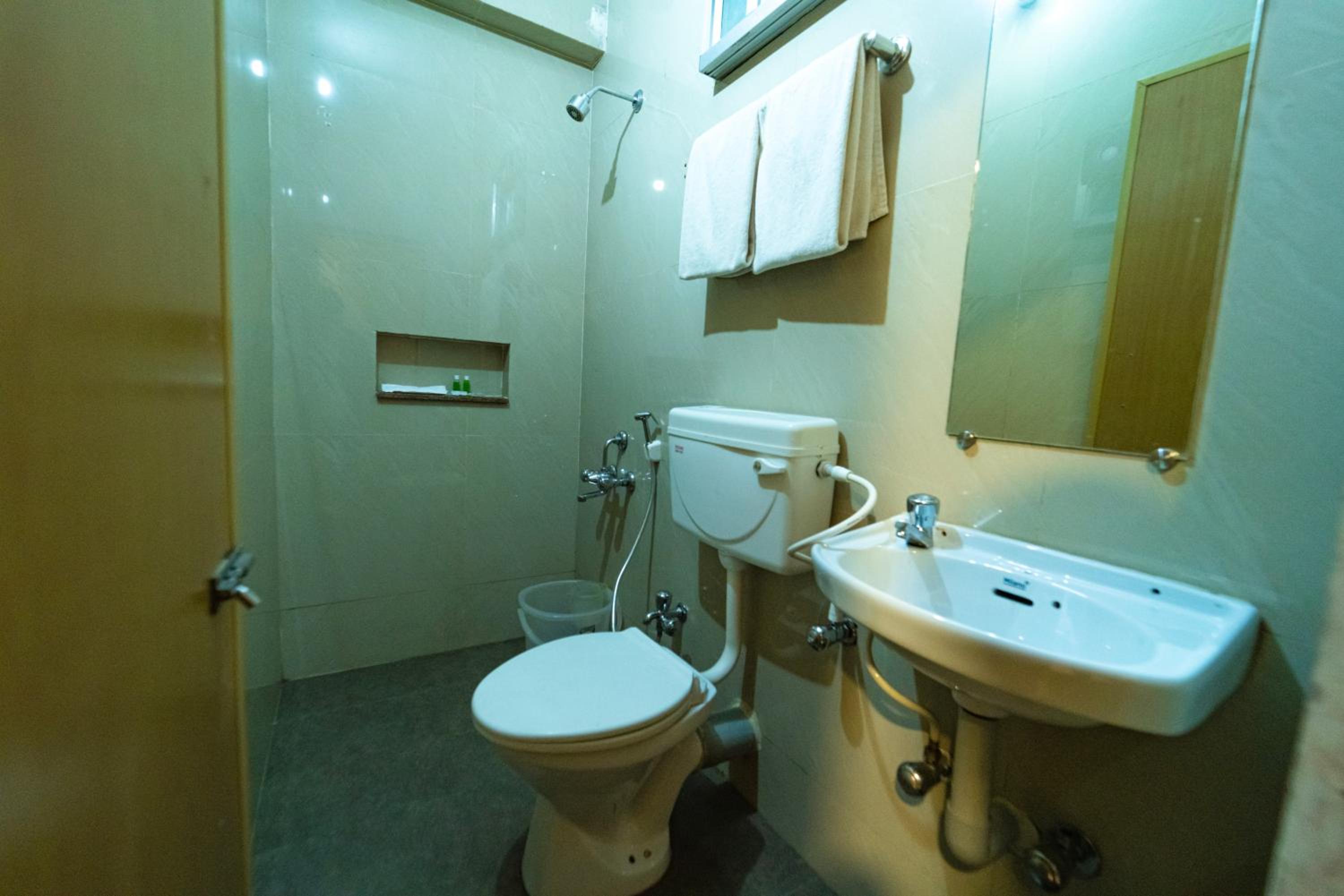 Budget Double Room - Photo 5