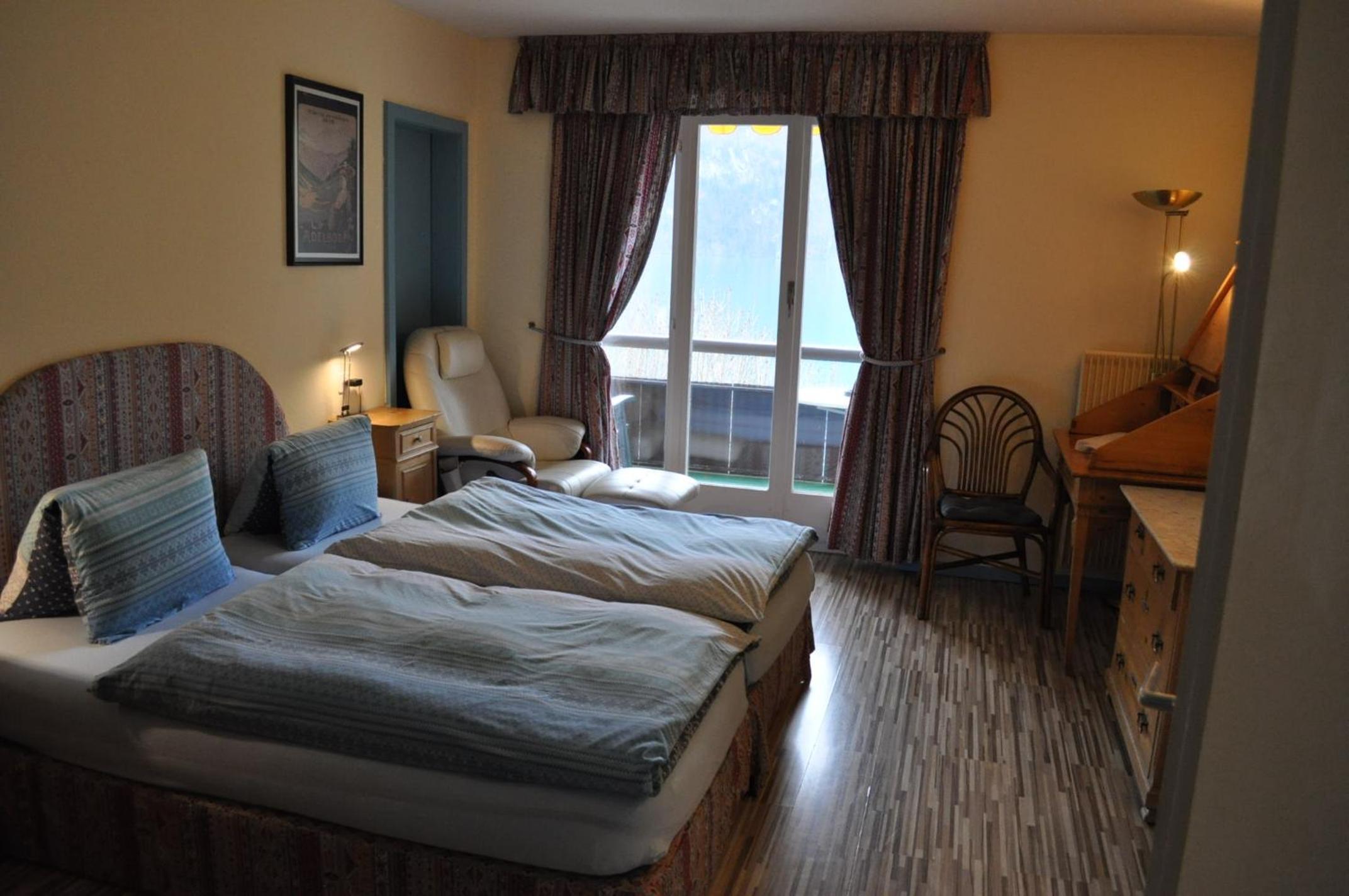 Double Room with Private Bathroom, Balcony and Lake View - Photo 5