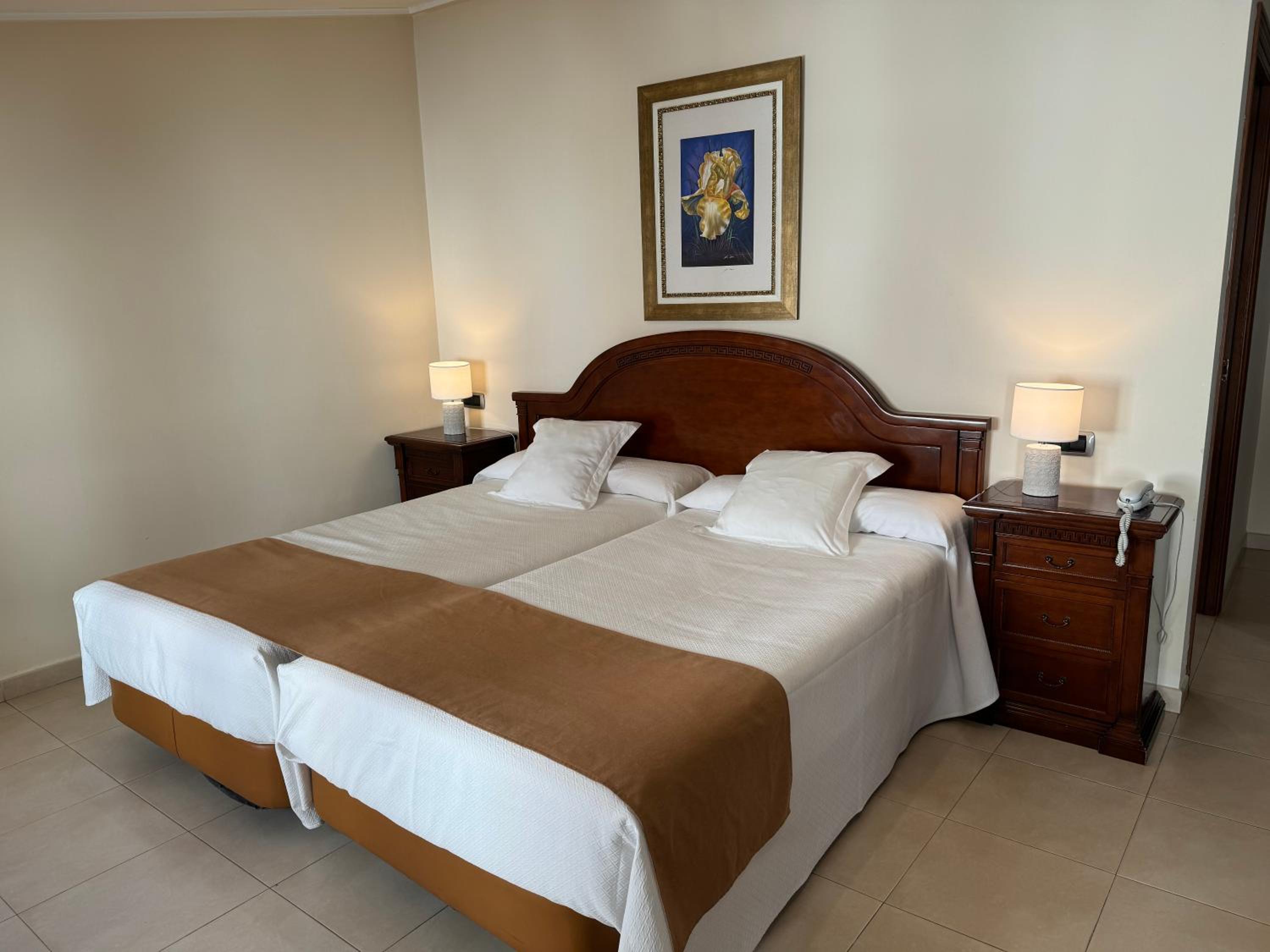 Twin Room thumbnail 5