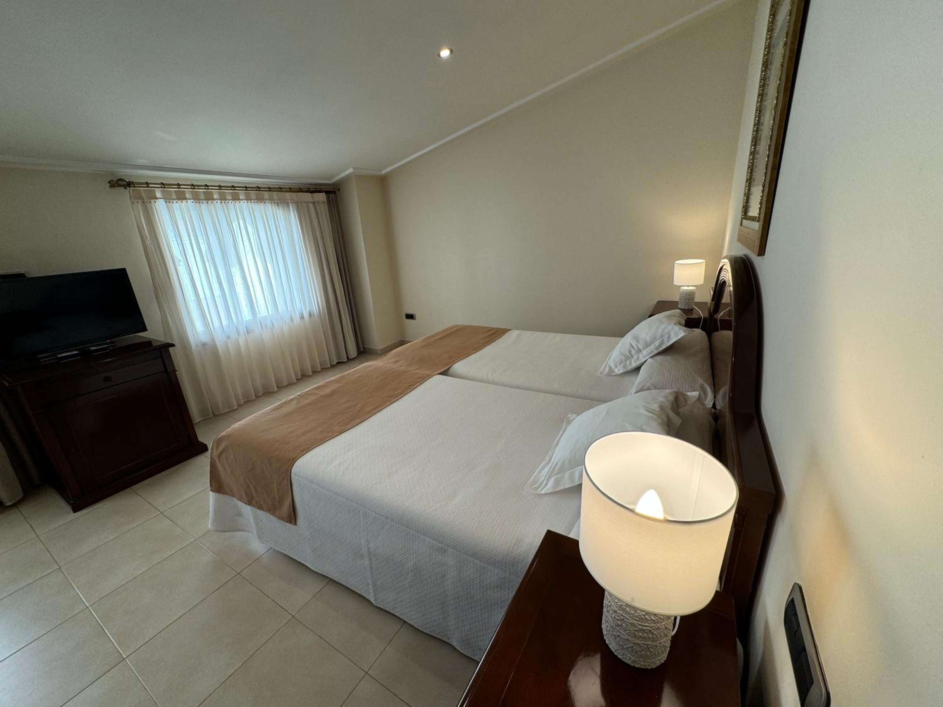 Twin Room thumbnail 6