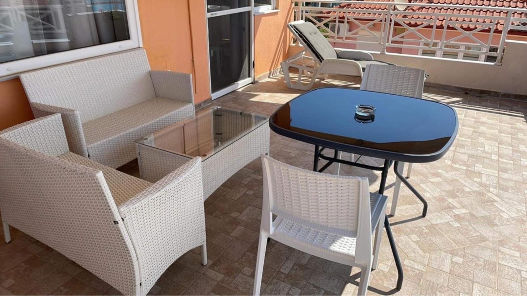 One-Bedroom Apartment with Sea View and Terrace photo 3