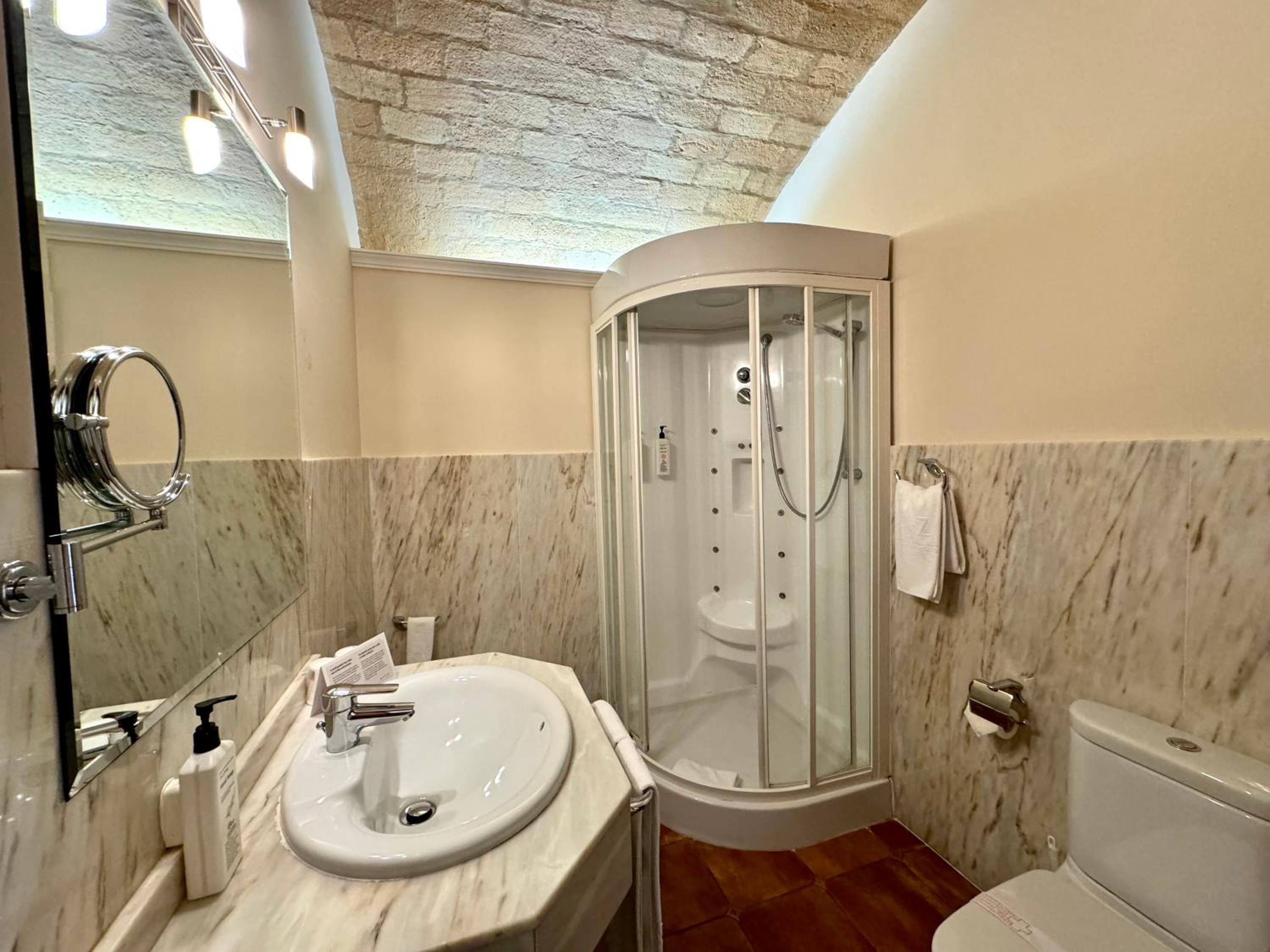 Double Room thumbnail 6