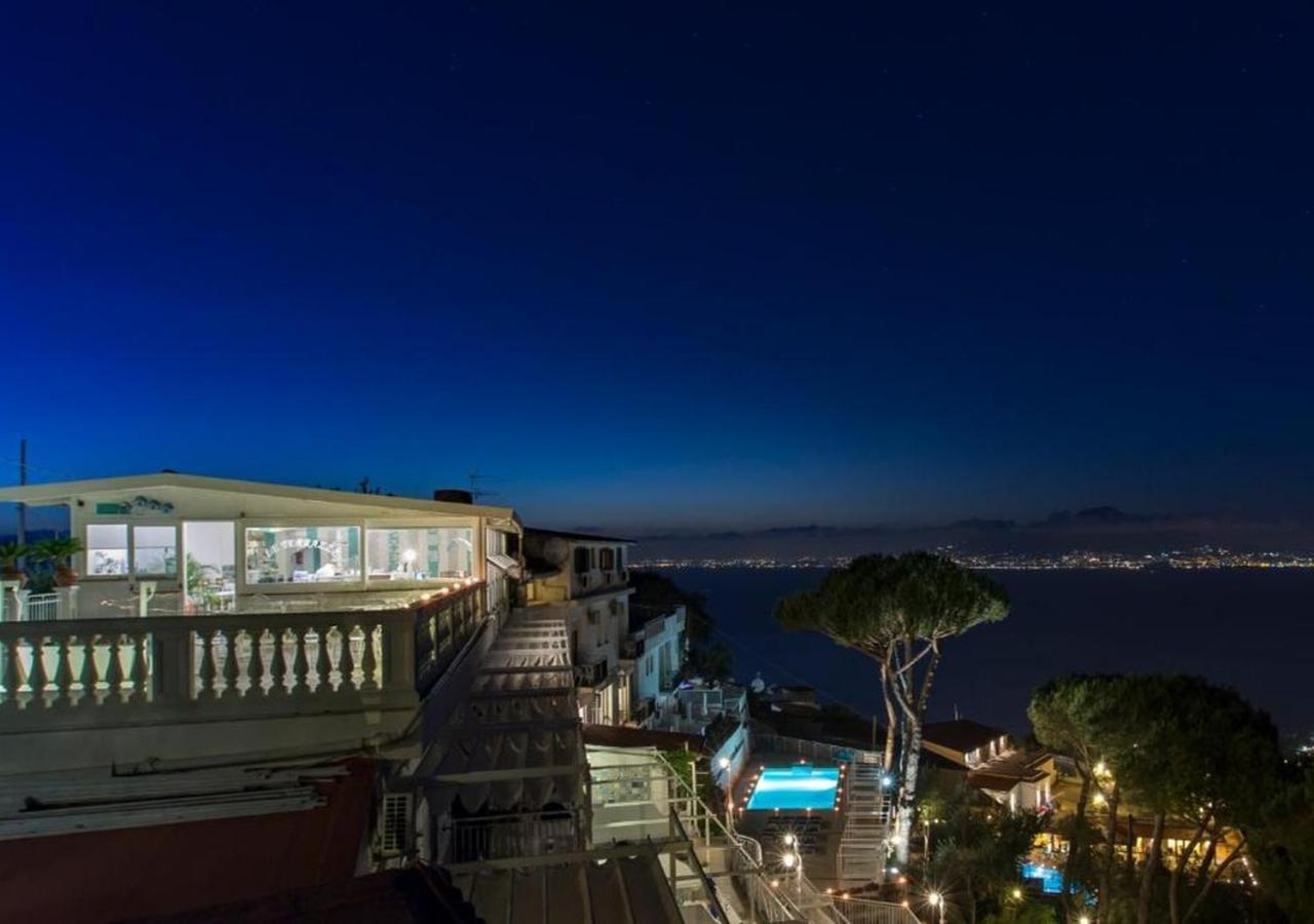 Studio with Balcony and Sea View (3 Adults) - Photo 25