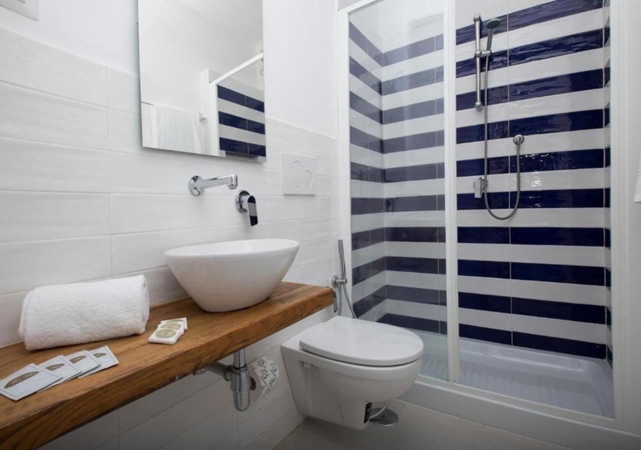 Studio with Balcony and Sea View (3 Adults) - Photo 7