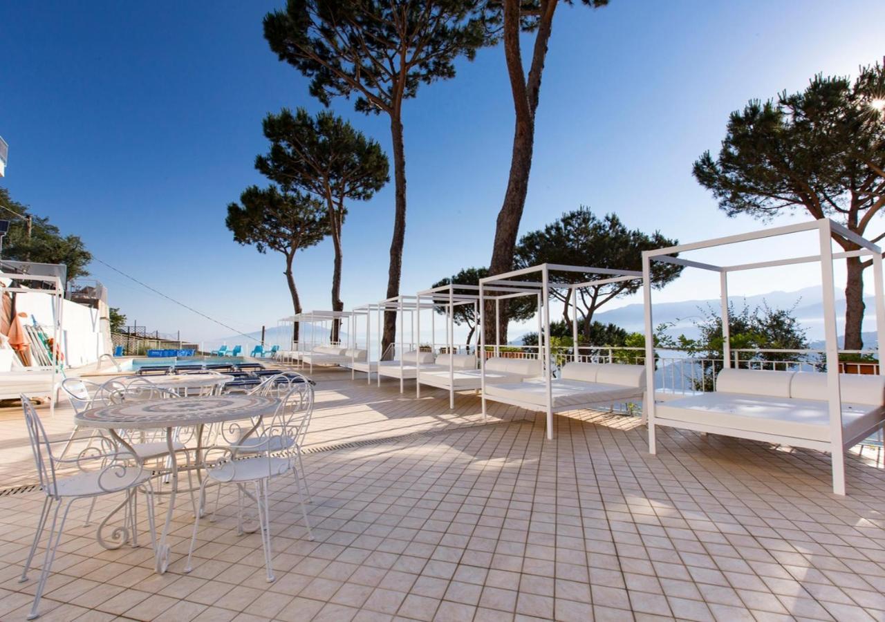 Studio with Balcony and Sea View (3 Adults) - Photo 3