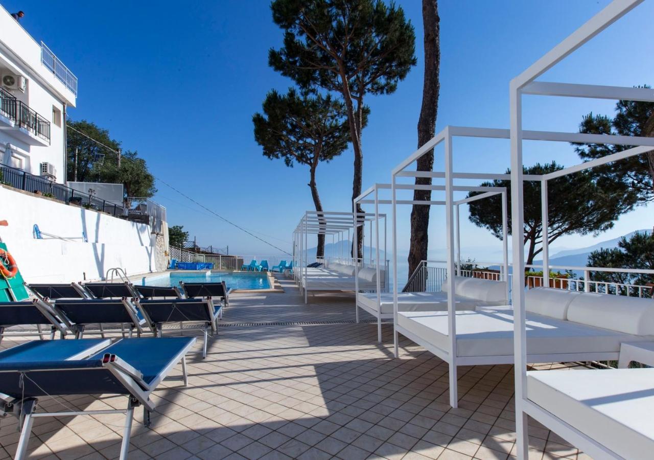 Studio with Balcony and Sea View (3 Adults) - Photo 14
