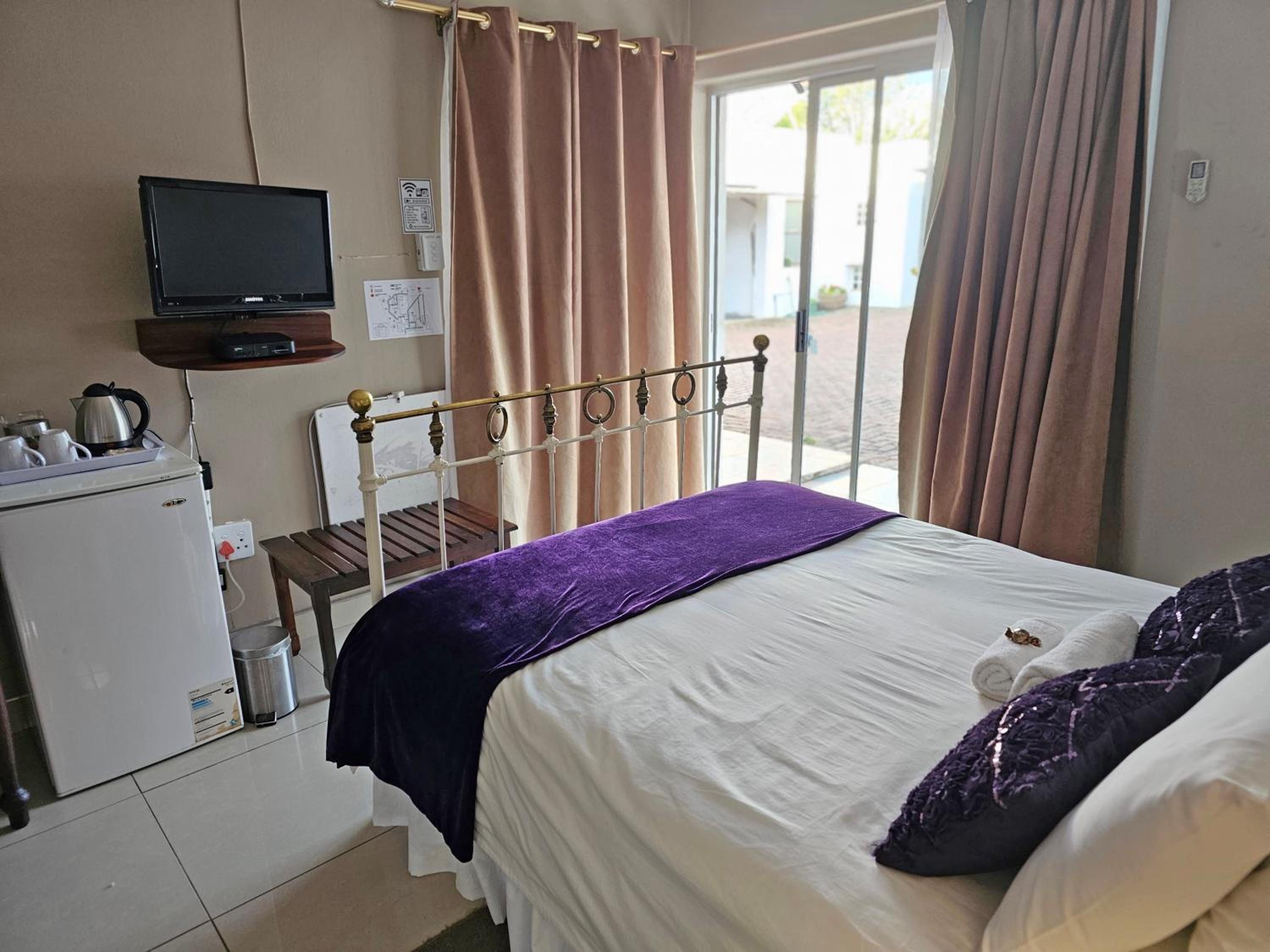 Double Room with Shower - Photo 1
