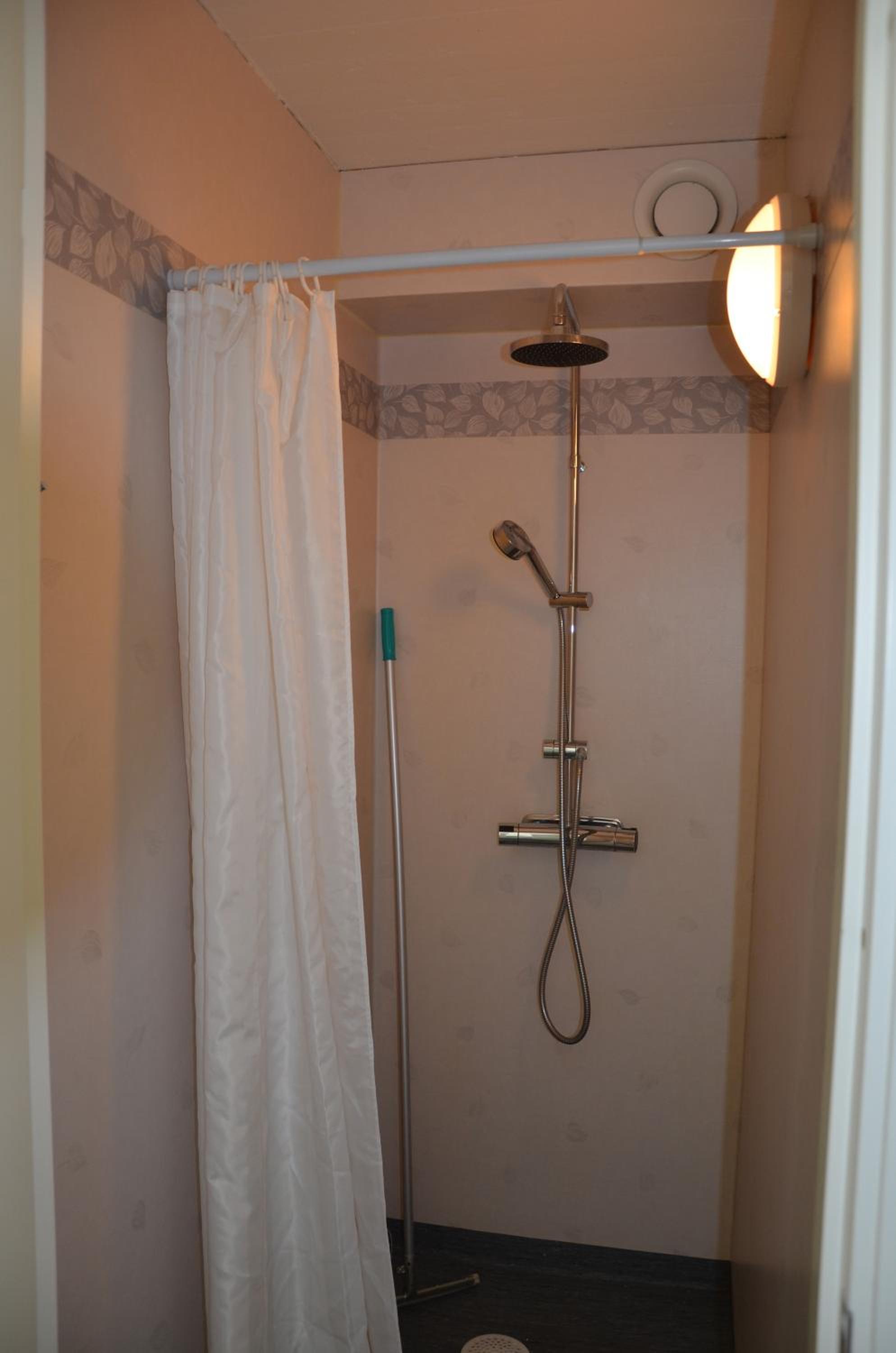 Budget Single Room with Shared Shower photo 2