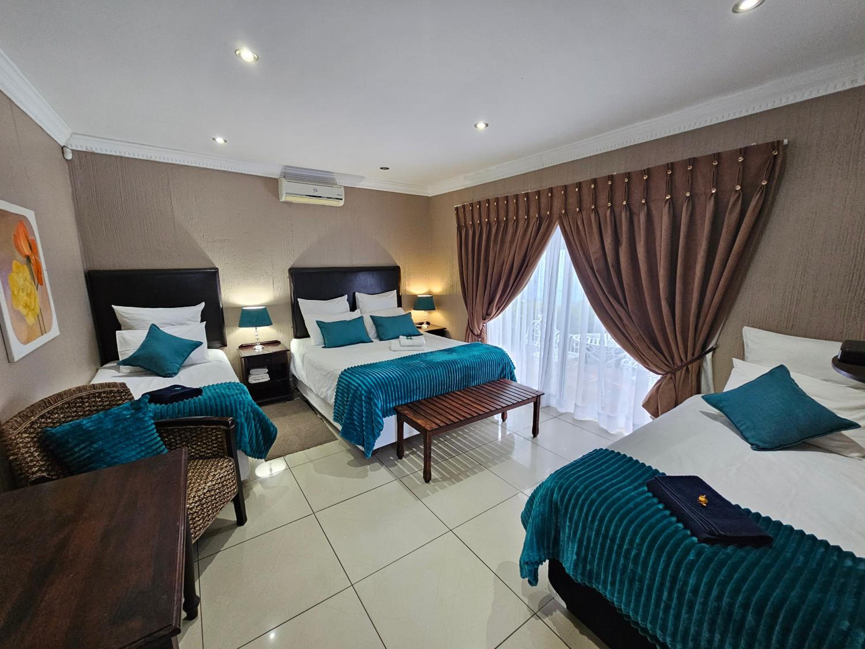 Family Room with Private Bathroom - Photo 1