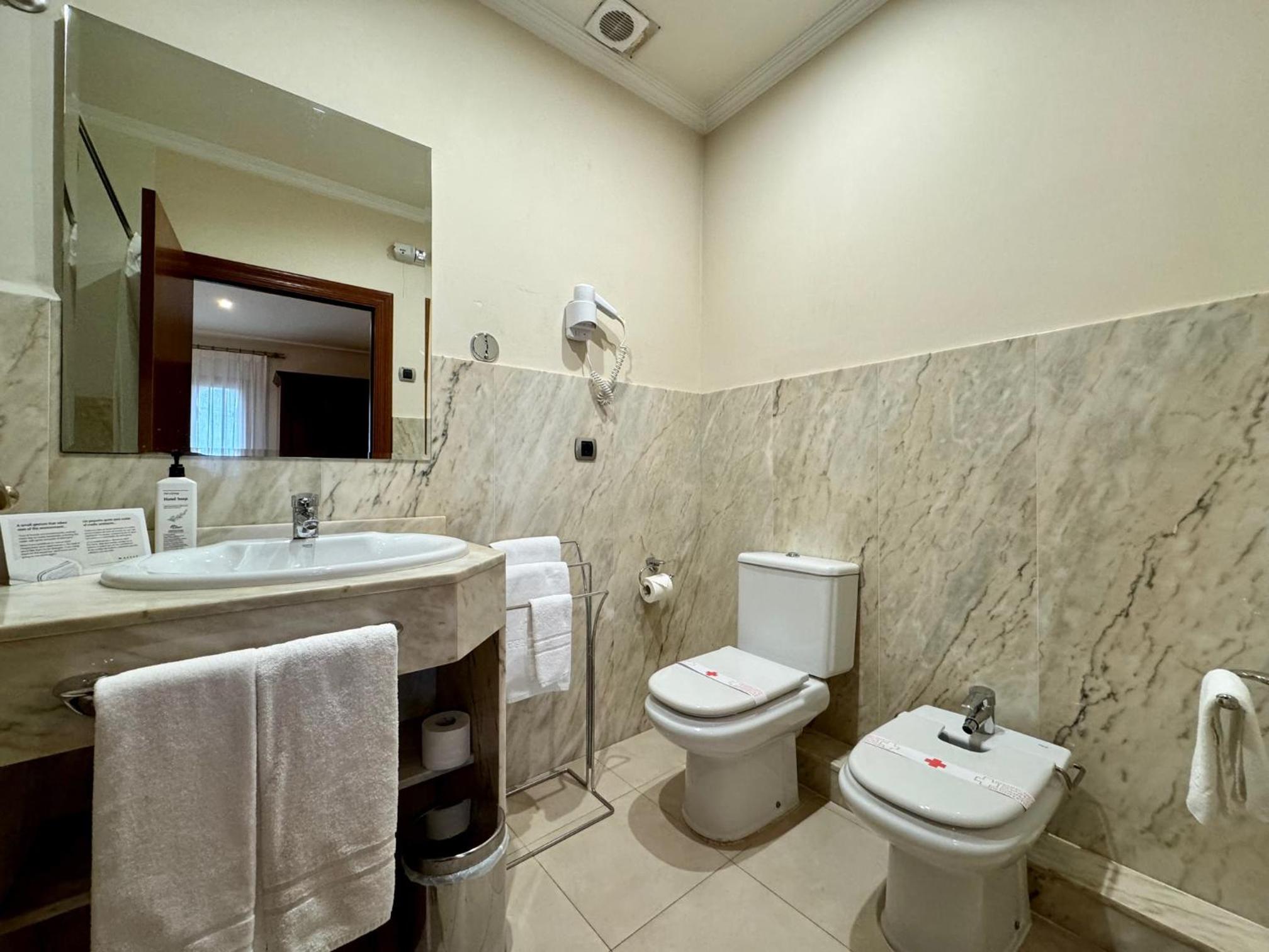 Double Room thumbnail 6