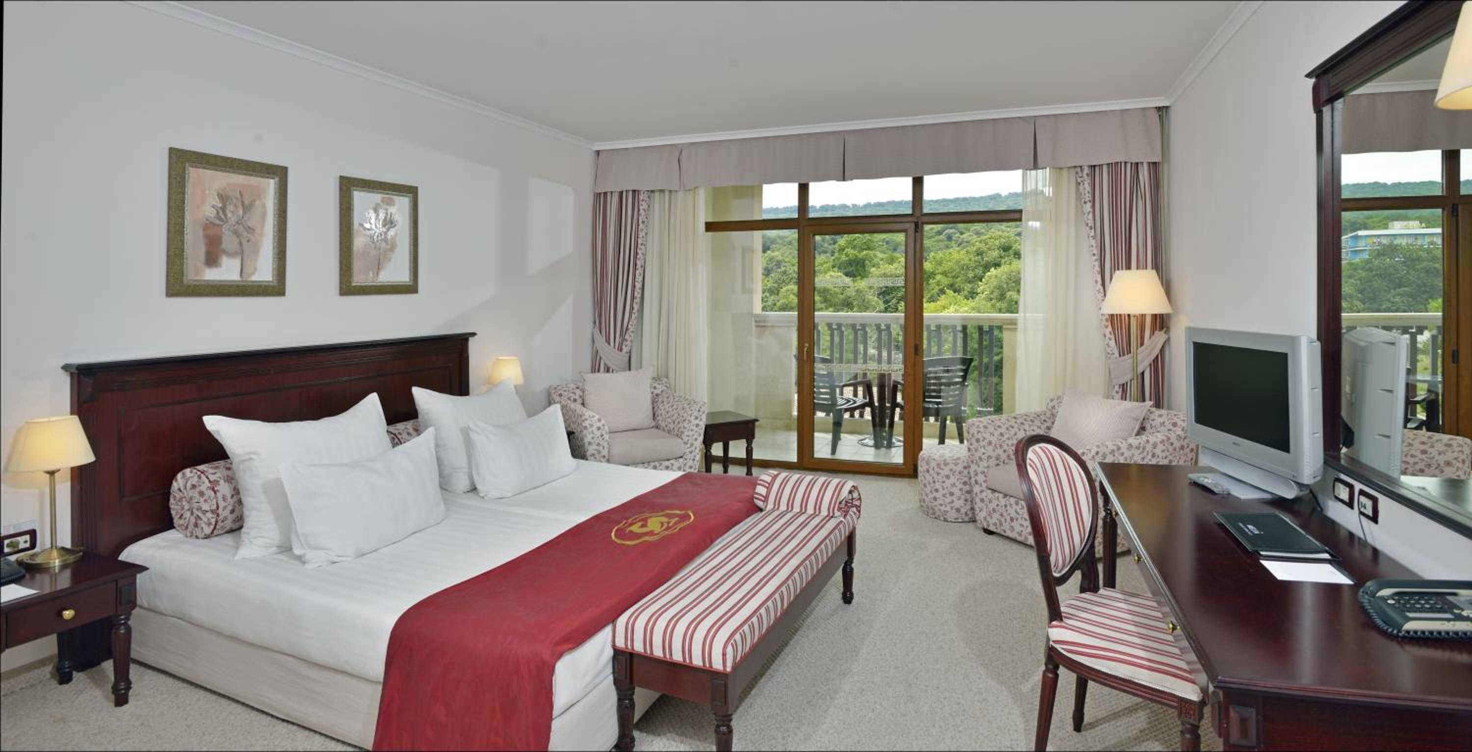 Standard Double or Twin Room with Park View - Photo 1