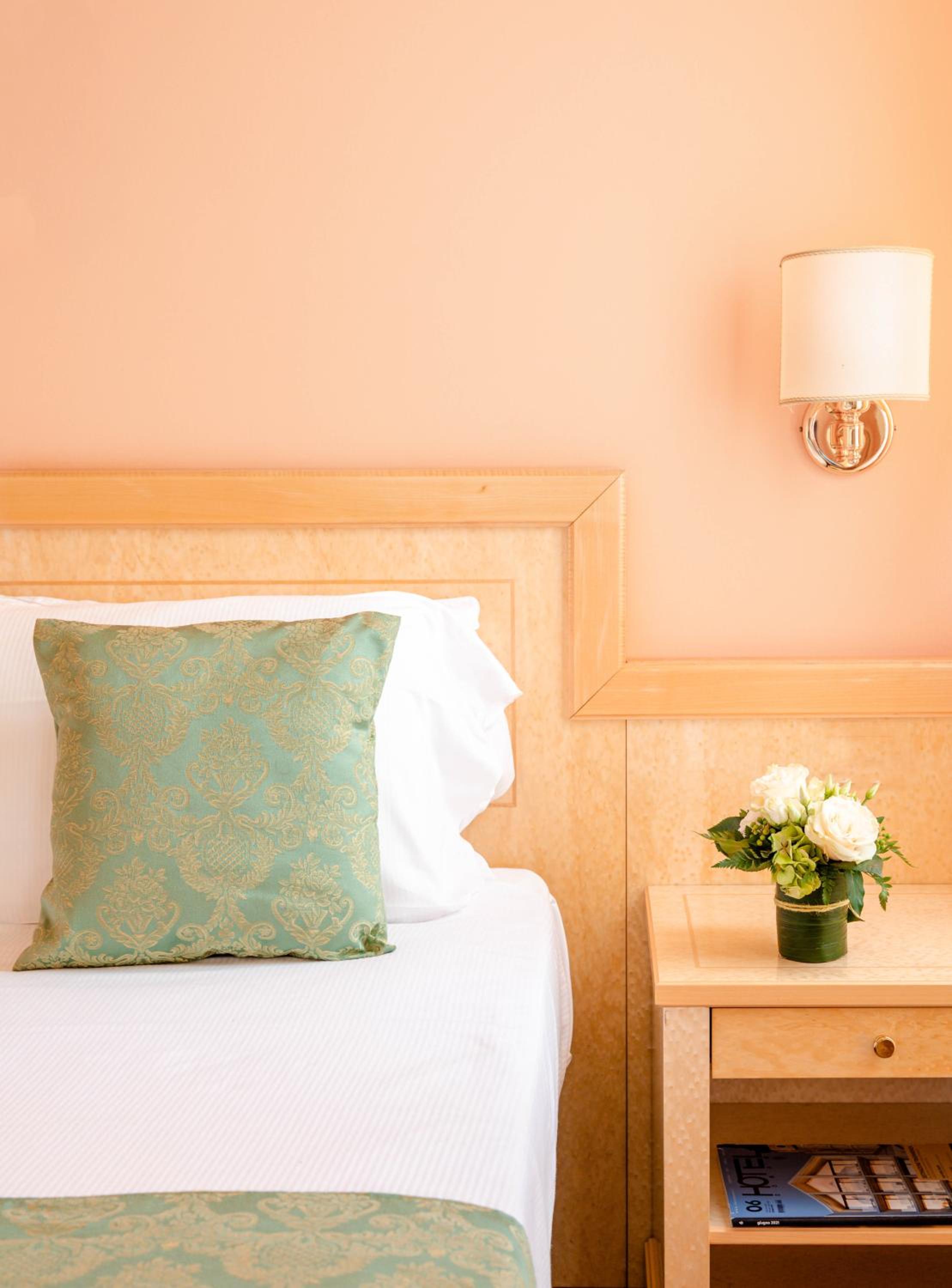 Superior Double or Twin Room with Partial Lake View - Photo 4