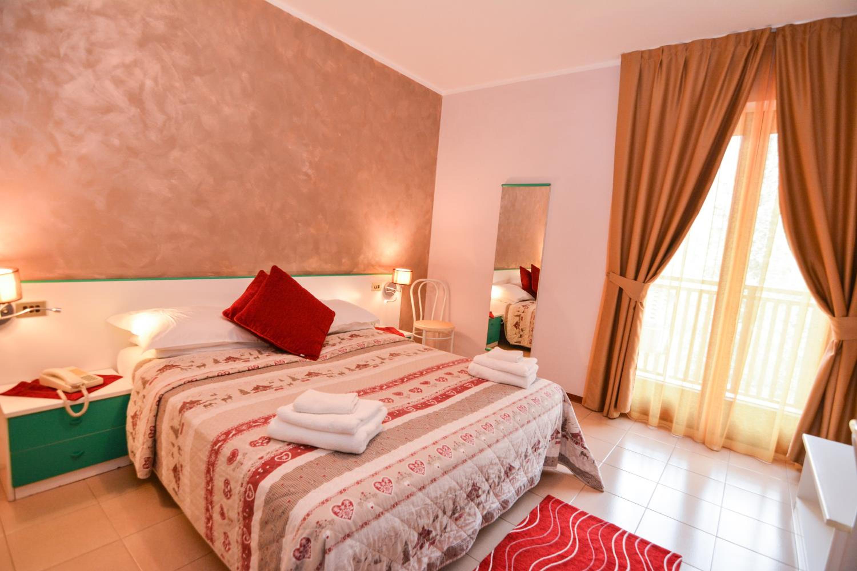 Double or Twin Room with Balcony and Lake View photo 2