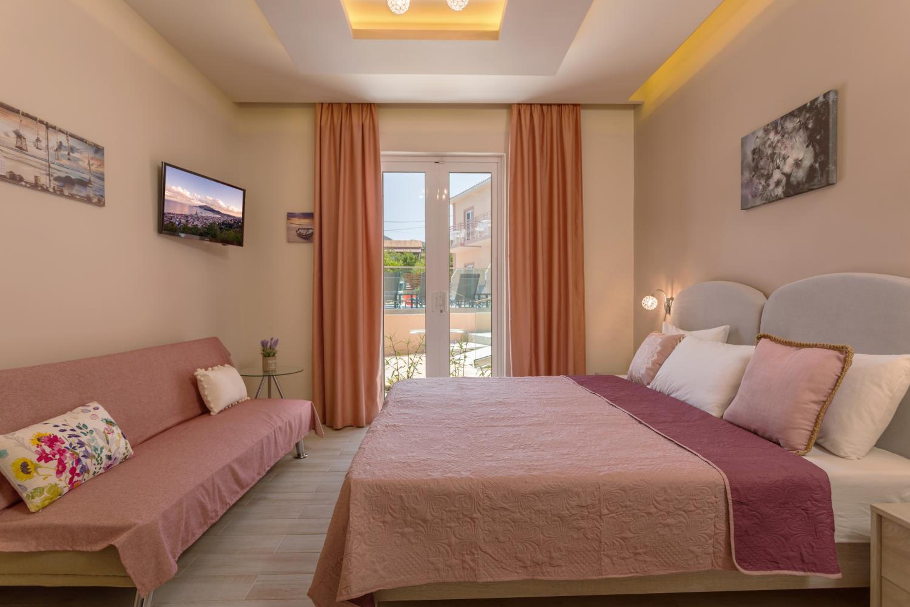 Deluxe Double or Twin Room with City View photo 2