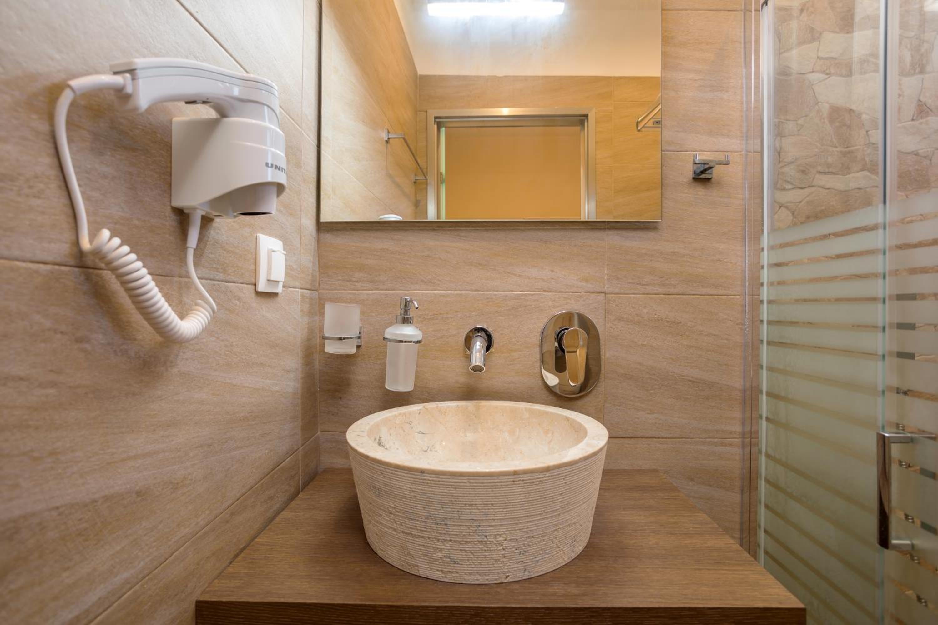 Deluxe Double or Twin Room with Pool View photo 3