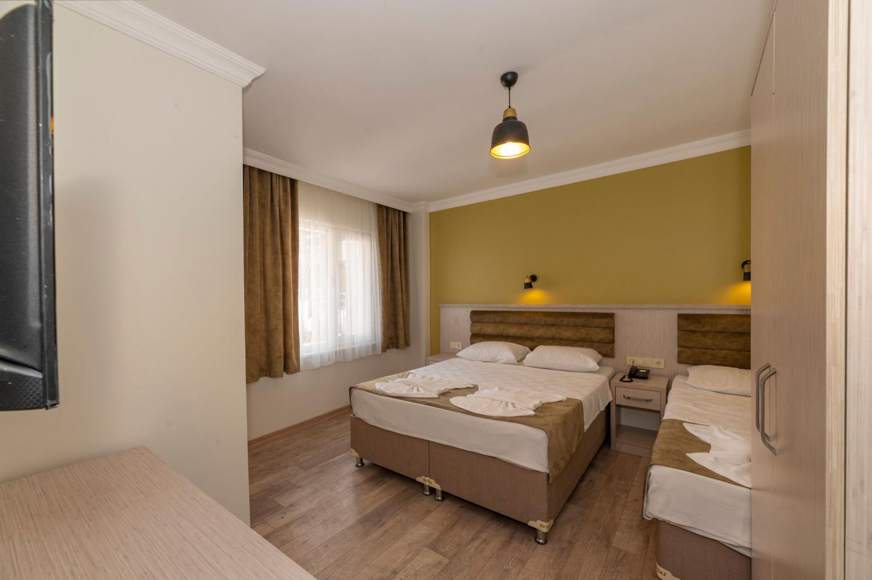 Deluxe Family Room photo 1